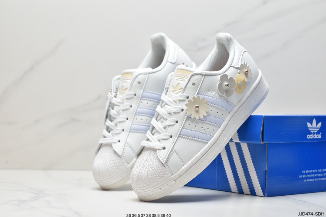 Adidas三叶草女22年春低帮奶油白花边经典贝壳头板鞋 GW4440