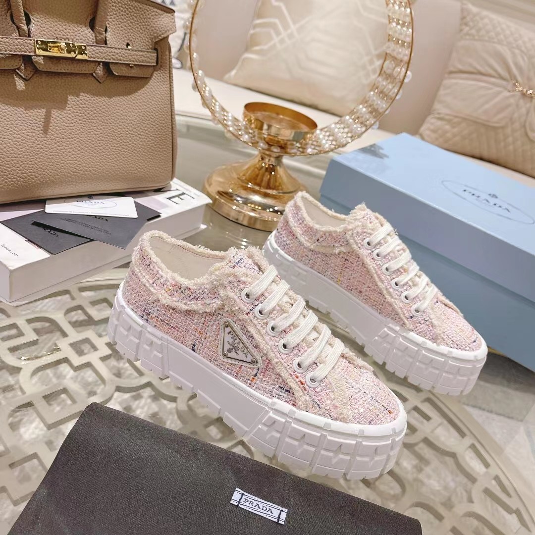 NO:164551,Prada PRADA upper wash canvas, inner sheepskin latest thick-soled fashion catwalk shoes, re-version launched [Strong] Elegant and generous [Rose] Outsole: One to One Die Sole Original Packaging Heel height 5cm, Original Metal Triangle Buckle, Four Colors Supply Black, White Light Pink Light Blue Size 35-41 Size 34.42 Customizable, casual shoes/sports, prada, prada, sneakers, sheepskin19860909普拉达PRADA 鞋面水洗帆布,内里羊皮 最新厚底时尚走秀单鞋 重版推出[强]优雅大方[玫瑰] 大底:一比一开模底 原版包装 跟高5cm ,原版金属三角扣,四色供应 黑 白 浅粉 浅蓝 码数35-41码 34.42可订做,休闲鞋/运动鞋,prada,prada,sneakers,sheepskin,Women's Shoes