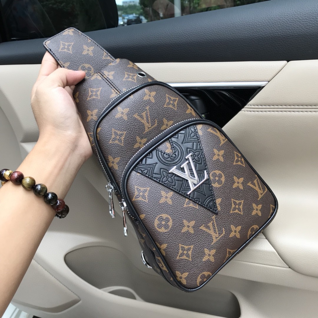 L5 好多人看中的包!  Louis Vuitton 路易威登 LV 好不好卖转了图片知道。最新2020 推出 男款胸包，精選皮料-高檔进口牛皮，進口內襯設計均勻的走線超大的內部空間獨特的設計時尚高檔簡潔大方讓它引領時尚新風潮尺寸:29-16-6，型号: 806-3