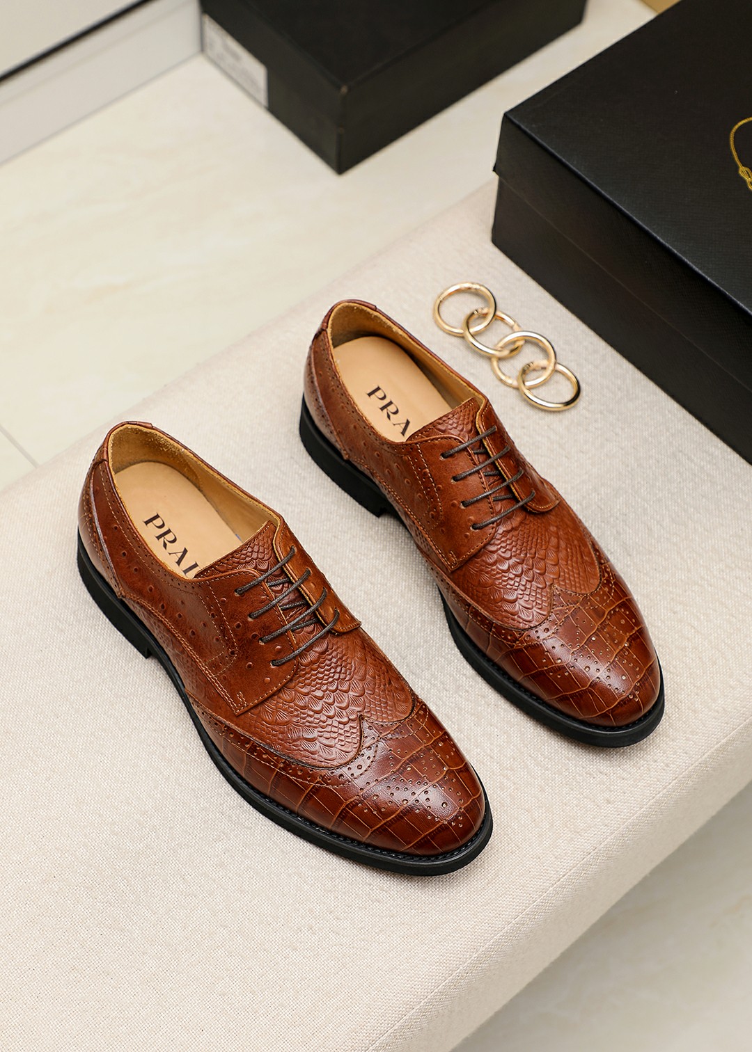 J0 菲拉格慕官网爆款休闲商务皮鞋原版一比一复刻，….那种沉稳内涵儒雅的品味….无法言喻的开启时尚鞋履的旅程从容应对各种场合大牌的气势不言而明上脚舒适大气鞋面采用开边珠牛皮配原版材料，吸汗牛皮内里，牛皮垫脚。时尚必备