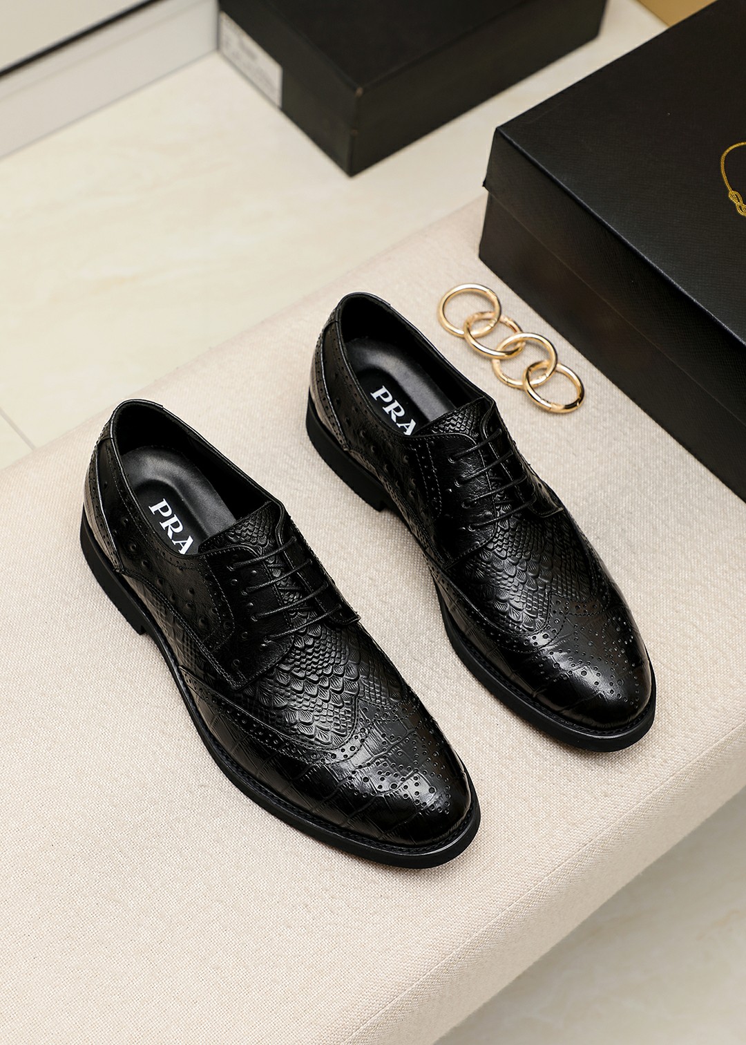 J0 菲拉格慕官网爆款休闲商务皮鞋原版一比一复刻，….那种沉稳内涵儒雅的品味….无法言喻的开启时尚鞋履的旅程从容应对各种场合大牌的气势不言而明上脚舒适大气鞋面采用开边珠牛皮配原版材料，吸汗牛皮内里，牛皮垫脚。时尚必备