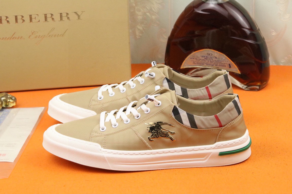 I5  Burberry 巴宝莉   代购款男士官网同步，鞋面采用进口巴宝莉 Burberry 专用冰丝防水布面料，透气舒适内里， 完全1比1复刻，防滑耐磨橡胶大底原厂跟单货，高品质看细节，欢迎对比