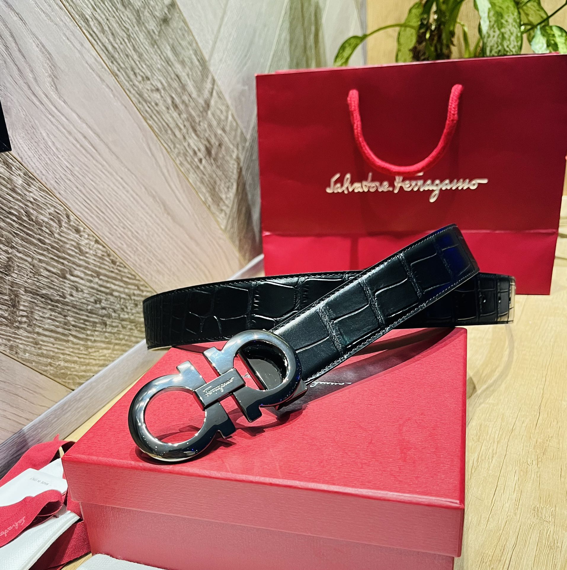 配全套包装礼盒Ferragam精品马