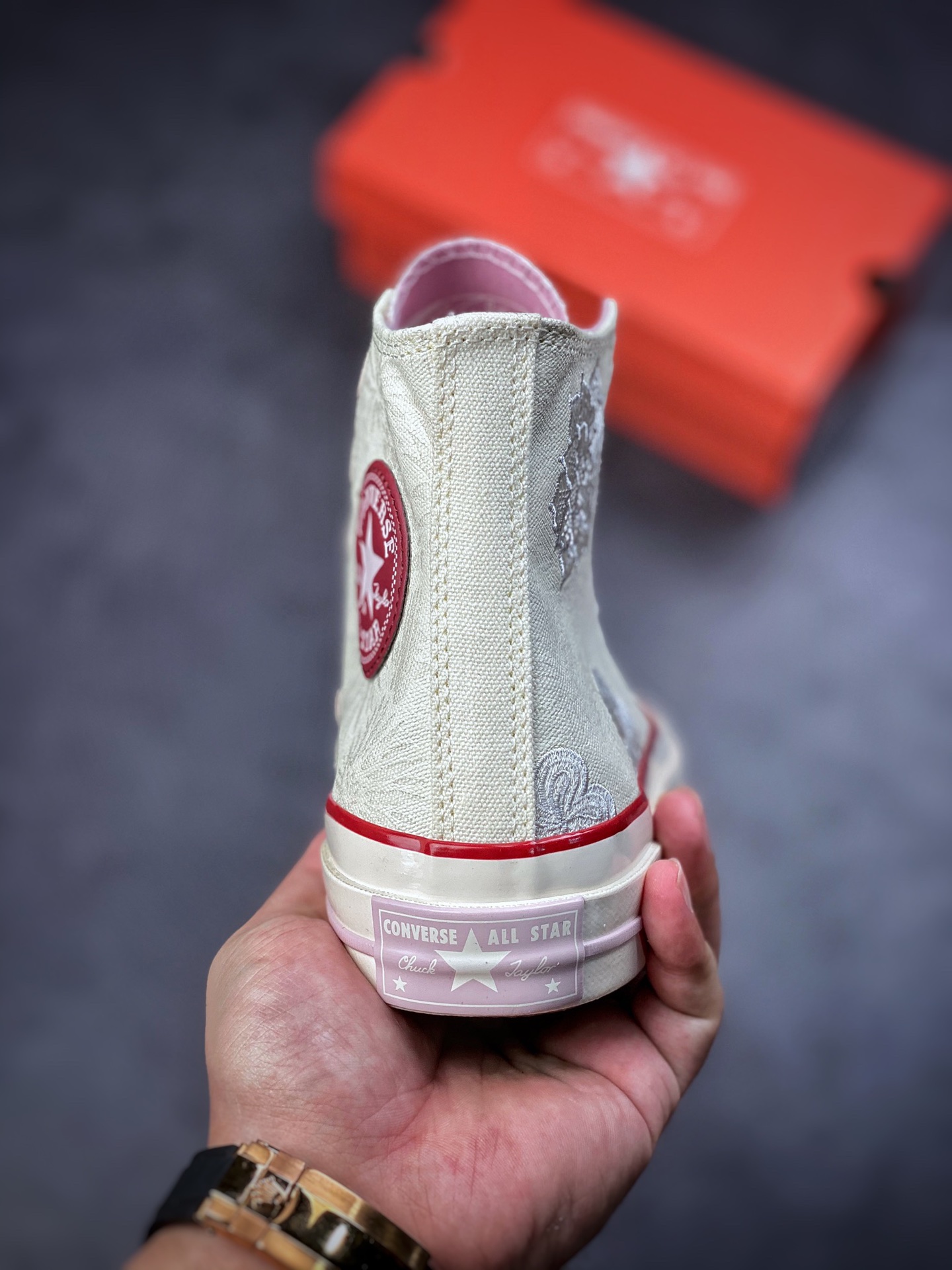 Converse Chinese ethnic style uses beige as the main body with red Logo and pink waterline A00844C