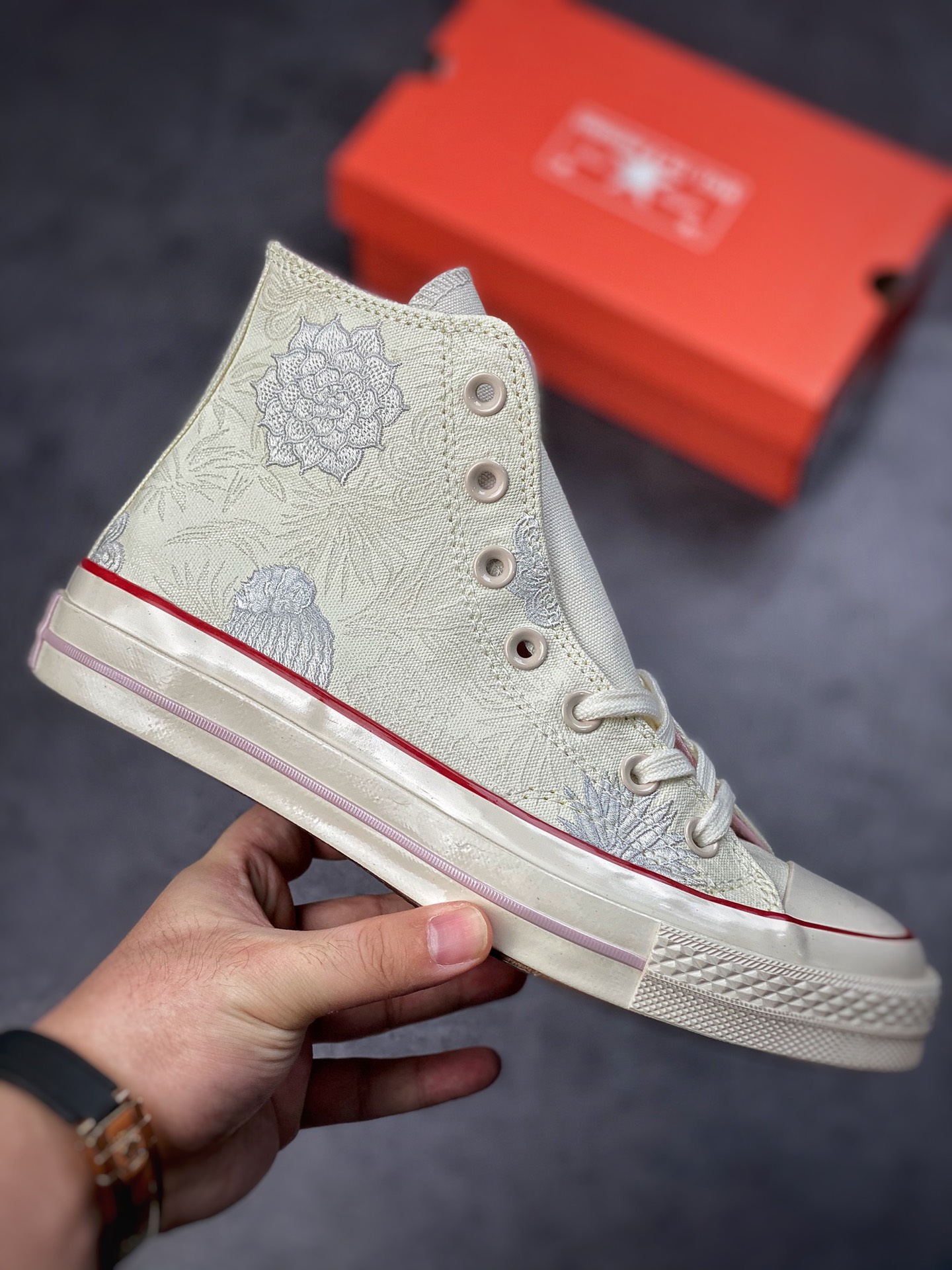 Converse Chinese ethnic style uses beige as the main body with red Logo and pink waterline A00844C