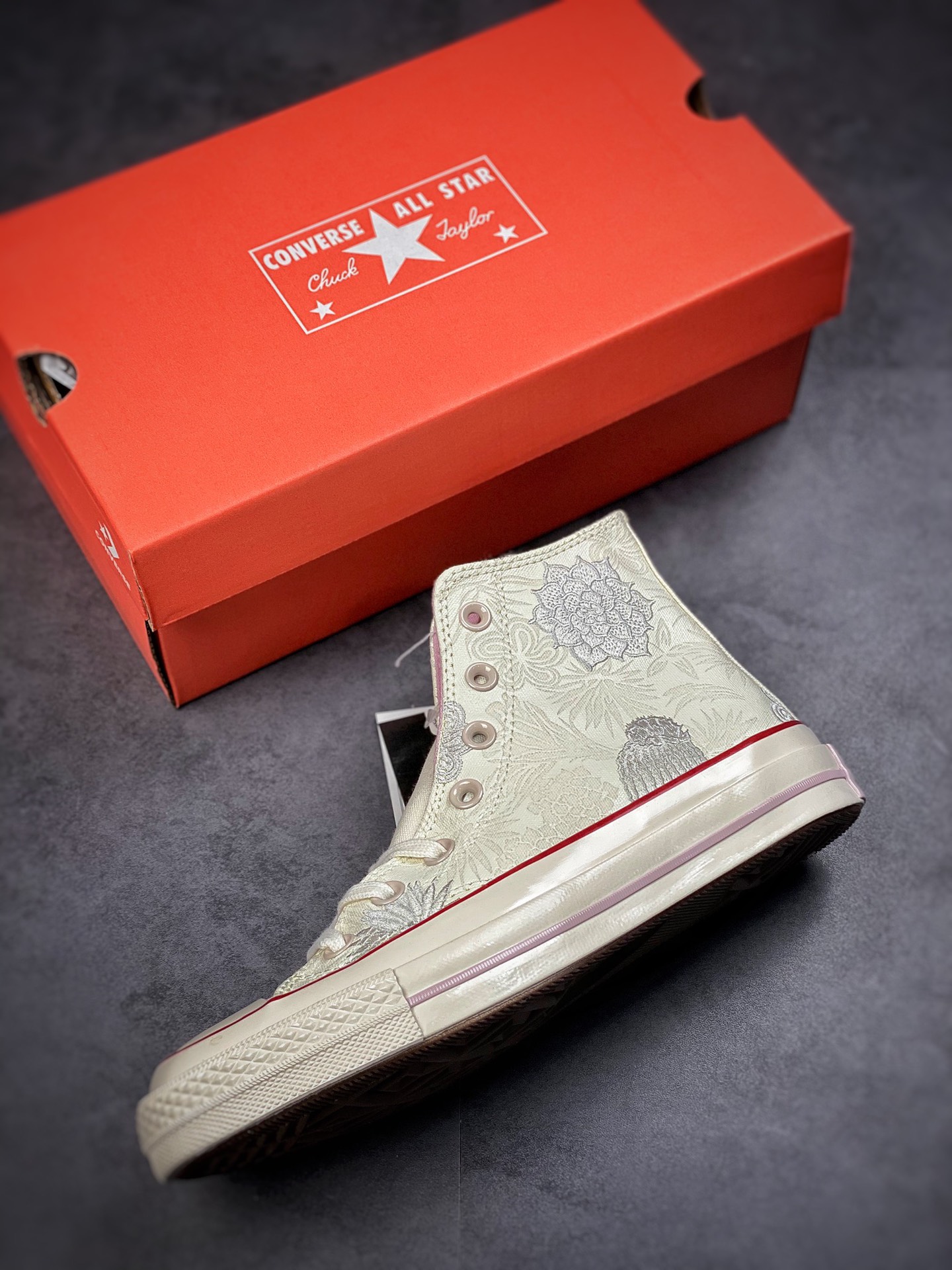 Converse Chinese ethnic style uses beige as the main body with red Logo and pink waterline A00844C