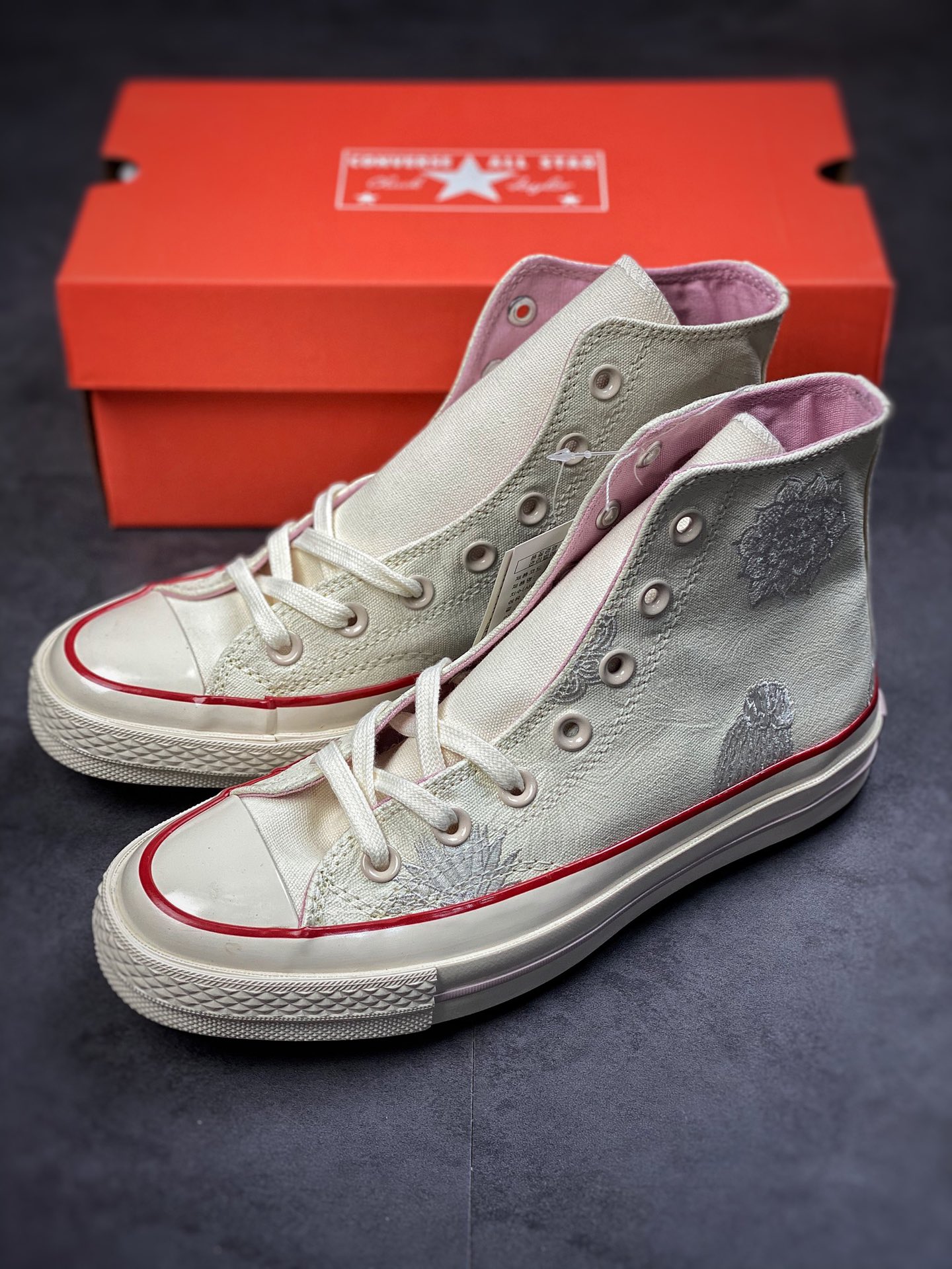 Converse Chinese ethnic style uses beige as the main body with red Logo and pink waterline A00844C