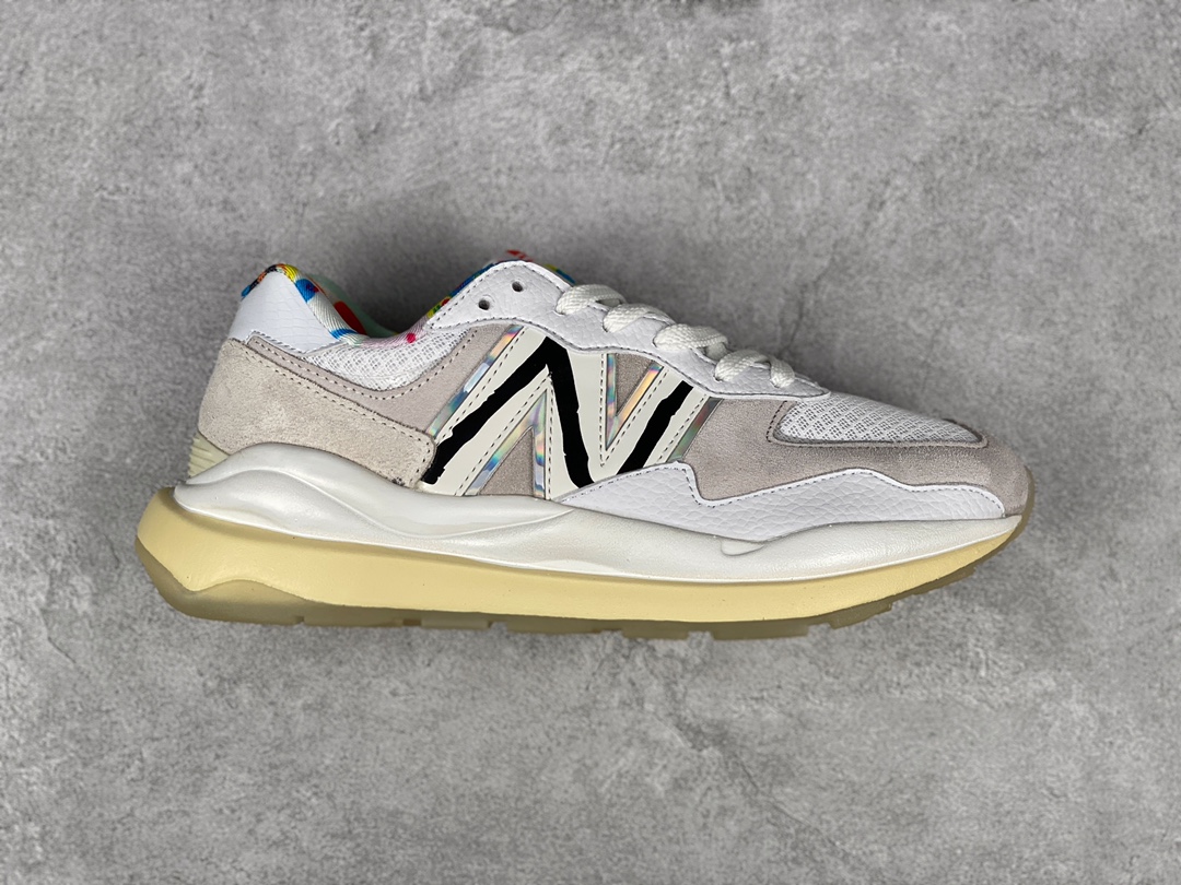 G5 新百伦New Balance 5740纯原版本复古慢跑鞋，原楦头纸板打，特别以1988年首度面世的经典574作为设计蓝本 F3 Z15-9保留574简约易衬的 G5 s鞋型轮廓，同时再加以向90年代特立独行的抢眼美学致敬，凭借多种严选的优质素材重塑出让人耳目一新又充满层次感的革新中低结构。另一方面，为呼应90年代的巨大化潮流，鞋侧也点题采用了相应的巨大化N字Logo，并且加上反光细节点缀，再结合同样启发自574并经过改良的抓地鞋底，可谓集结两大年代的注目设计元素WE