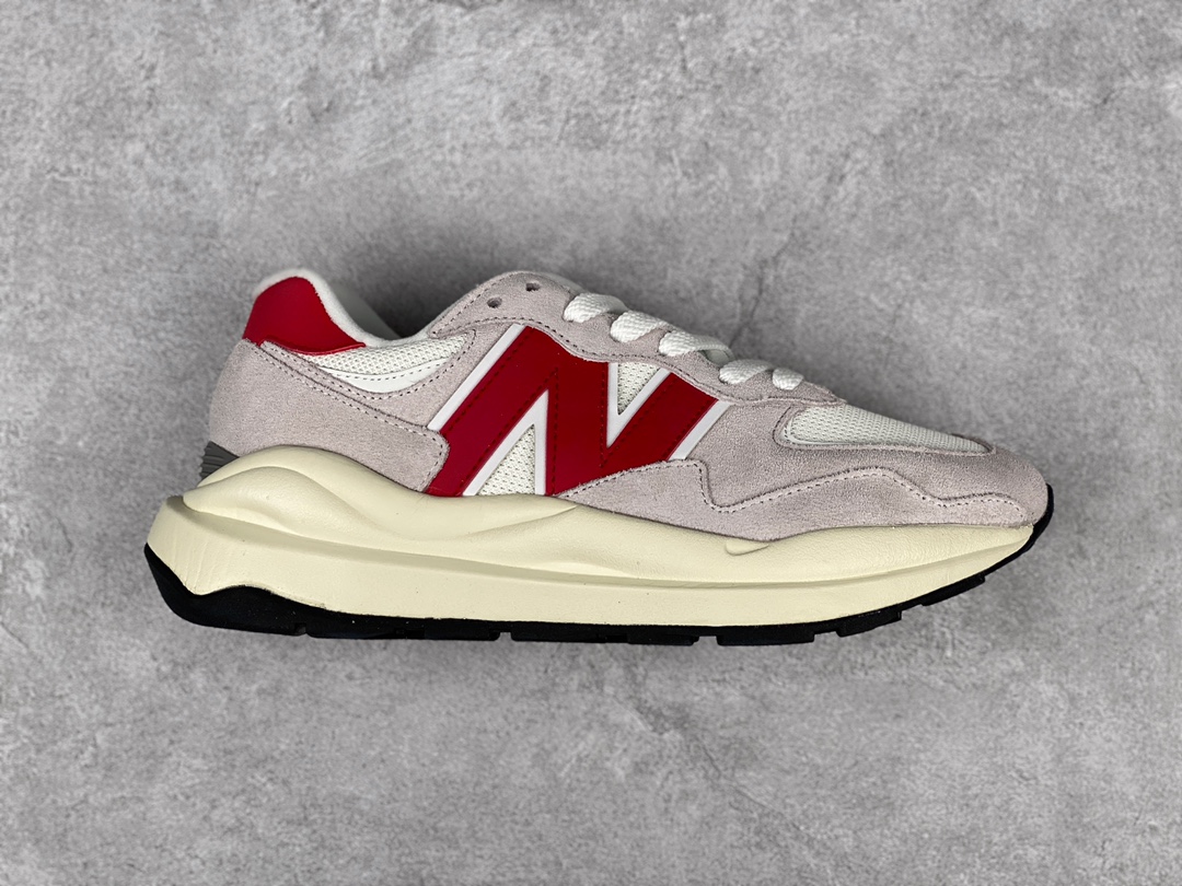 G5 新百伦New Balance 5740纯原版本复古慢跑鞋，原楦头纸板打，特别以1988年首度面世的经典574作为设计蓝本 F3 Z15-9保留574简约易衬的 G5 s鞋型轮廓，同时再加以向90年代特立独行的抢眼美学致敬，凭借多种严选的优质素材重塑出让人耳目一新又充满层次感的革新中低结构。另一方面，为呼应90年代的巨大化潮流，鞋侧也点题采用了相应的巨大化N字Logo，并且加上反光细节点缀，再结合同样启发自574并经过改良的抓地鞋底，可谓集结两大年代的注目设计元素WE