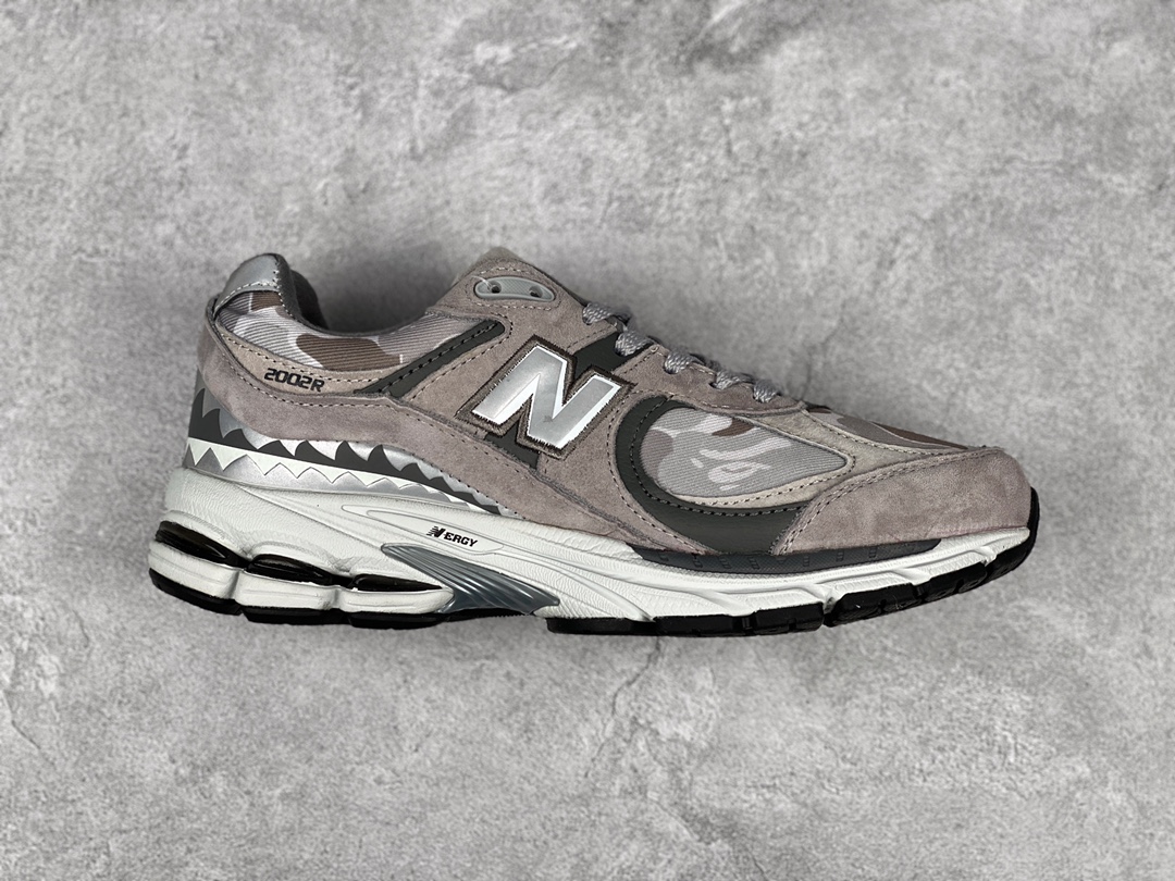 G5 潮流鼻祖回归,日本里原宿潮流品牌BAPE安逸猿A bathing ape x NB新百伦New Balance ML 2002系列复古老爹风休闲运动慢跑鞋“元祖灰鲨鱼迷彩反光”ML 2002RBG“黑绿鲨鱼迷彩反光”AT