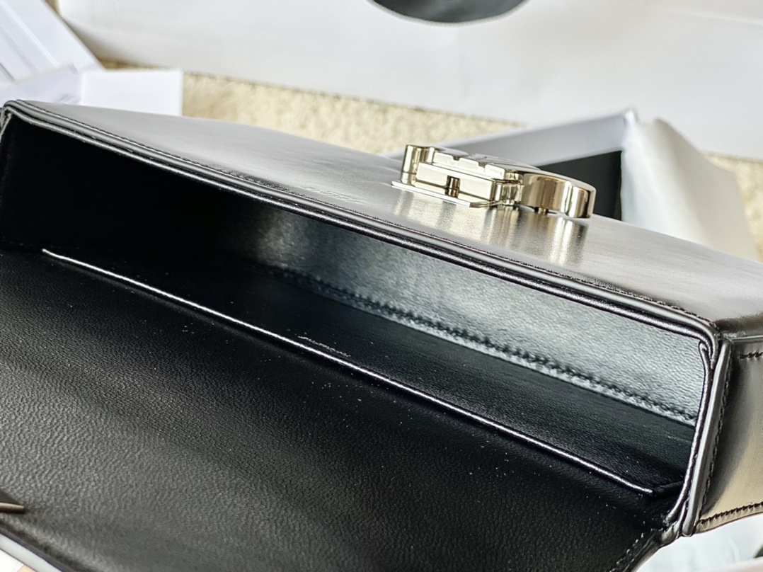 CELINE赛琳最新经典款链条腋下包197992