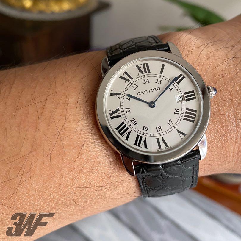 NO:383797,The top Cartier RONDE DE CARTIER London series WSRN0021 and W6700155 models are released at the same time. The couple watches are large and small, perfectly retaining the elegant appearance and Cartier characteristics, Roman numeral hour markers, sword-shaped baked steel blue hands, sapphire glass mirror, silver-plated pearl dial, smooth and balanced design style, showing a full luster, equipped with the original Swiss imported quartz movement (the movement appearance is the same as the original), the large diameter size is 36mm diameter, and the small diameter size is: 29.5mm. It is matched with the original imported Italian calfskin buckle and the original version.,, cartier, cartier, cowhide19860909顶级卡地亚RONDE DE CARTIER伦敦系列WSRN0021与W6700155型号同时发布,情侣手表大号小号,完美保留了典雅外观和卡地亚特色,罗马数字时标,剑形烤钢蓝指针,蓝宝石玻璃镜面,镀银珠光表盘,流畅均衡设计风范,呈现饱满光泽,搭载原装瑞士进口石英机芯(机芯外观与原装一致）大号直径尺寸36mm直径,小号直径尺寸:29.5mm.搭配进口意大利小牛皮原装扣与原版互通.,,cartier,cartier,cowhide,Watch