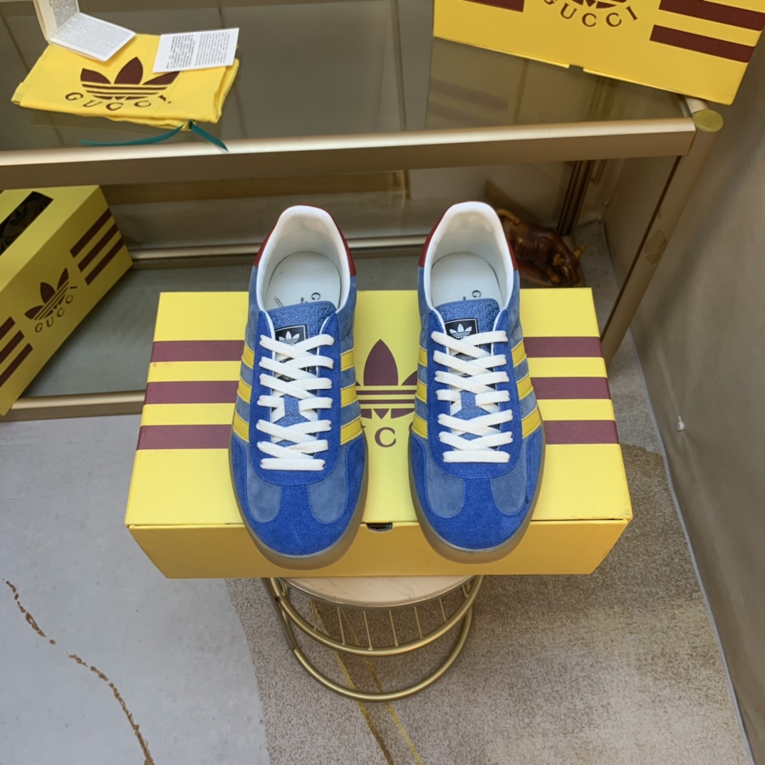 NO:270854,, co-branded Adidas｜GUCCI Clover logo and the iconic three-bar are design elements to design elements, and they choose the adidas originals classic shoe model. Gazalle is the model. The raw rubber sole is equipped with clover and GUCCI logo. The textures of python pattern, suede, suede and other materials are covered on the upper, combining luxurious retro with sporty style without showing a sense of incongruity. The three-bar God training shoes will continue to be popular this year!  35-44, adidas, gucci, chamois leather19860909、联名 Adidas｜GUCCI三叶草logo与标志性三条杆为设计元素将其与独属于的GUCCI 双方选择adidas originals经典鞋型 Gazalle为蓝本,生胶鞋底搭载三叶草和GUCCI logo,蟒蛇纹、绒面、麂皮等材质纹理覆盖在鞋面上,将奢华复古与运动风相结合却不显违和感.三条杆的德训鞋今年也是要继续走俏！码数35一44,,adidas,gucci,chamois leather,Men's shoes