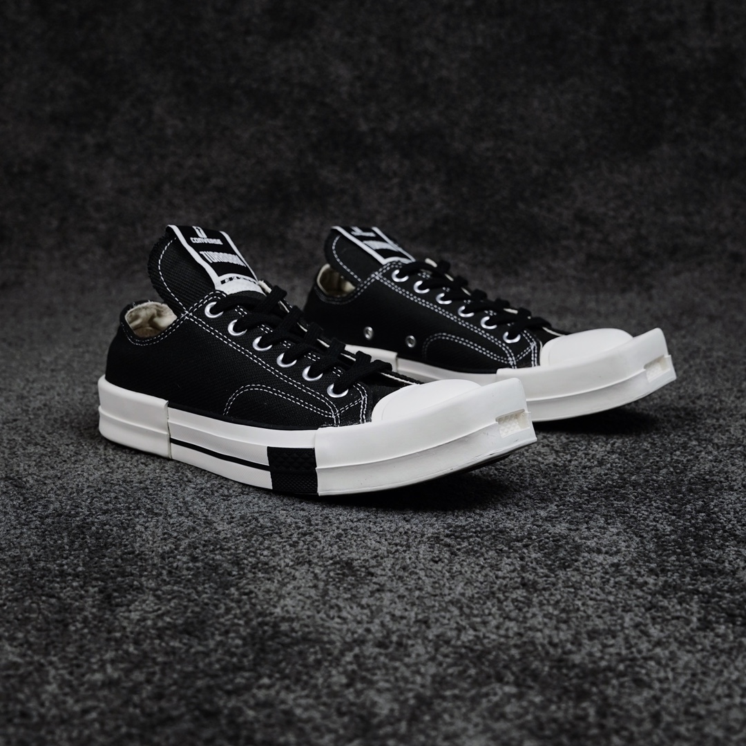 I5 2021最新匡威方头帆布鞋好野Rick Owens x Converse 联名 Converse官宣携手国际知名设计大师RickOwens推出全新Converse x DRKSHDW联名系列，是副线Drkshdw打造的首款球鞋上脚型录曝光。自从14年RickOwens曾在DRKSHDW春夏系列中大胆诠释了Chuck Taylor All Star，也就是我们众所周知的「大匡威」设计方面都采用的是TURBODARKChuck70鞋型沿袭了Owens重塑文化符号的一贯做法，弯曲和重构了鞋身，延长了鞋舌并将鞋头磨平，这也是Converse在其百年历史上首次以这种方式呈现。材质方面鞋身采用了斜纹的面料，让手感更加舒服，鞋底则是我们熟悉的70鞋底软度适中。