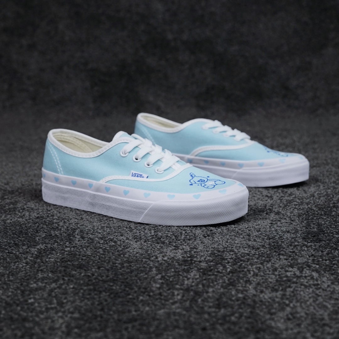 G0 Vans Authentic 淡蓝小熊爱心万斯海外官网新版 浅蓝面布搭配白色围条 满满少女心 独特的围条印上蓝色爱心搭配独特小熊涂鸦 让你感受不一样的感觉