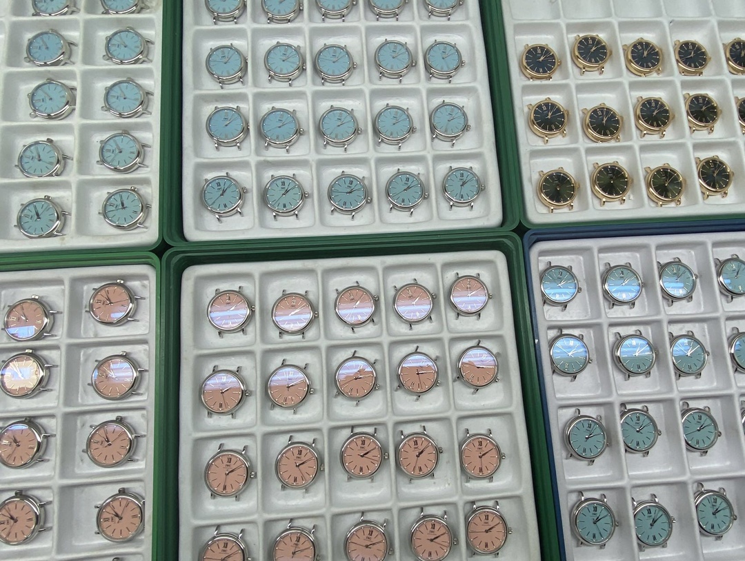 NO:393511,All original data table set! The key to assembling workpiece drawings in watches is the watch. The final result of a slight difference is that different workpieces cannot be assembled! There are not many new original movements! ,19860909全原廠数据表套！手表这个类目装配工件图是关键所在.丁点儿差别最后的结果就是不同工件组装不上！最新款原装机芯数量不多！,,Watch