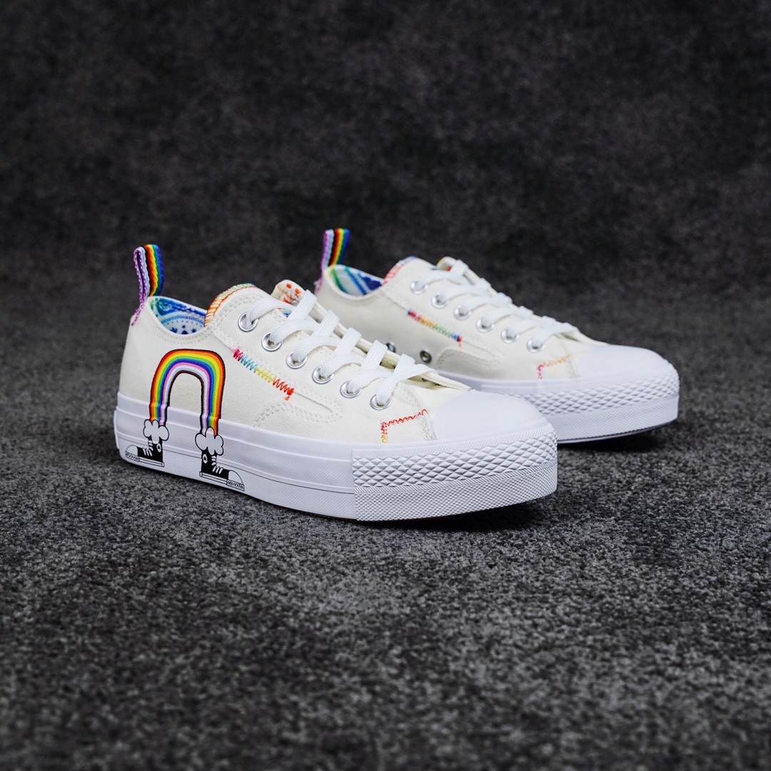 G0 匡威全新Pride系列彩虹厚底这双低帮厚底小白鞋细节太多啦 令人眼前一亮采用趣味彩虹图案、彩虹鞋舌标签和外底彩虹点缀，彰显自豪感。有点小解构 还有腰果花内里 鞋跟彩虹织带方便穿脱 特别是彩虹logo和彩虹大底让我们把彩虹穿脚上吧哈哈哈