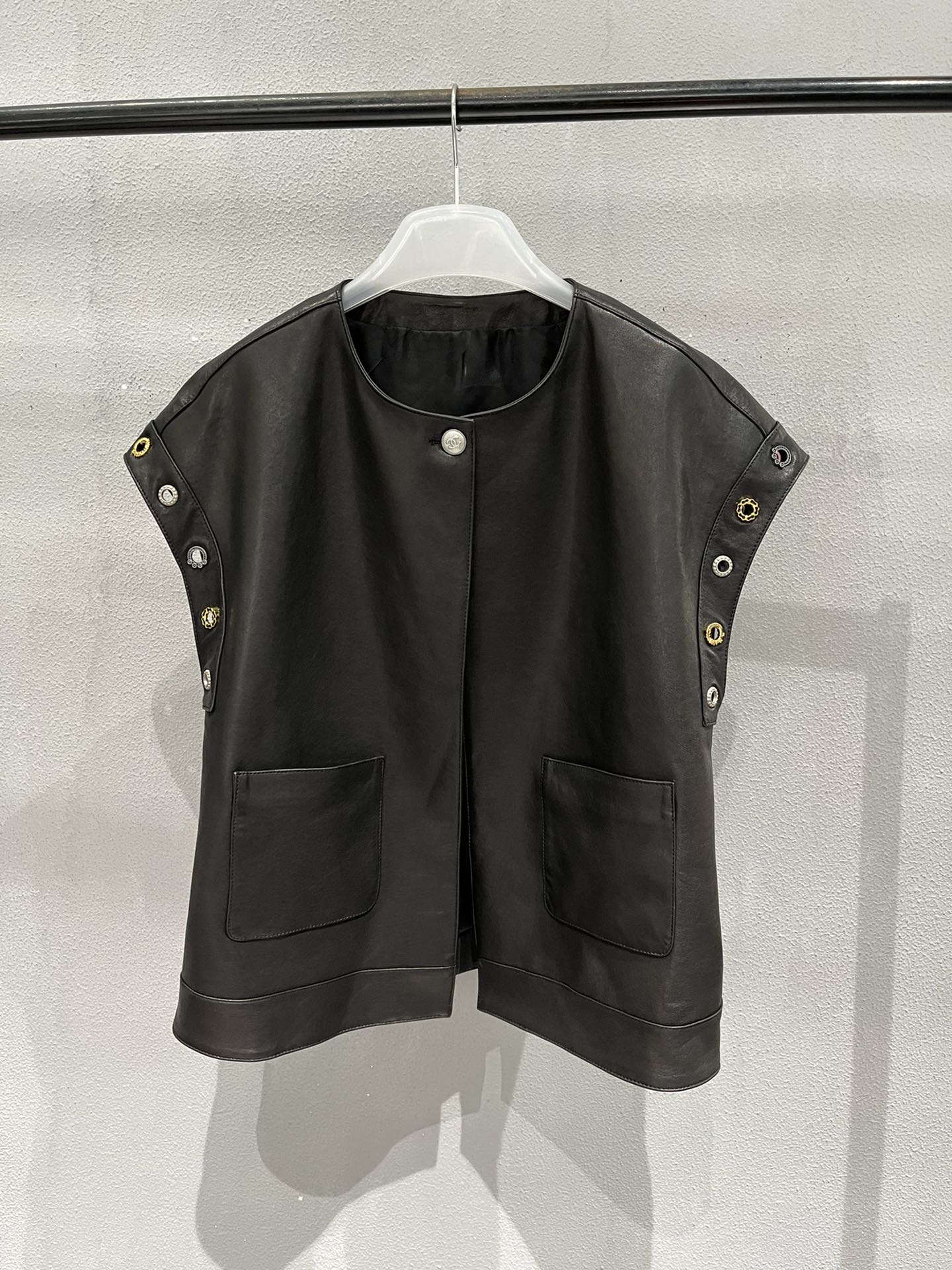 NO:721593,, Chanel vegetable-tanned sheepskin vest, extra large and loose version, very easy to match. It can be worn by fat people regardless of body shape. Original hardware and lining., Chanel-clothing, chanel, sheepskin,19860909,香奈儿植鞣羊皮马甲,超大宽松版,非常好搭配.不挑身材,胖子也可以穿.原版五金和里布.,香奈儿-服装,chanel,sheepskin,,Women's clothing