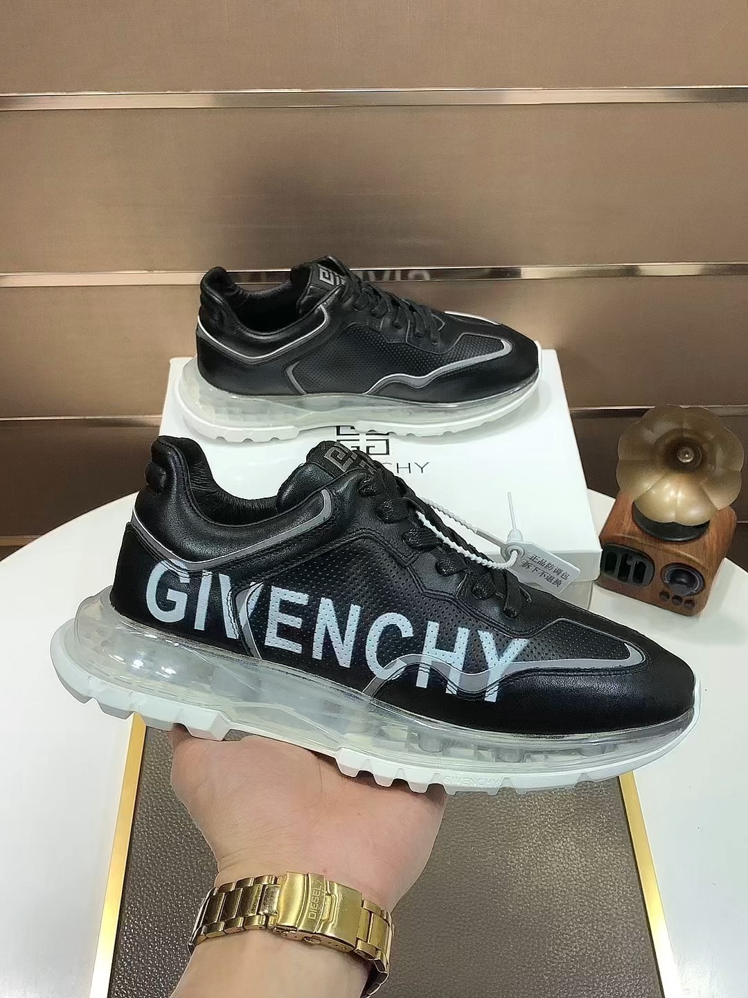 J5 GIVENCHY. Givenchy 纪梵希  专柜同步发售鞋面：意大利进口品牌logo印花布匹 尽显奢华，透气猪皮内里加上双层组合，脚感舒适，鞋底：原厂特供气垫大底，轻便，舒适，随意进出专柜