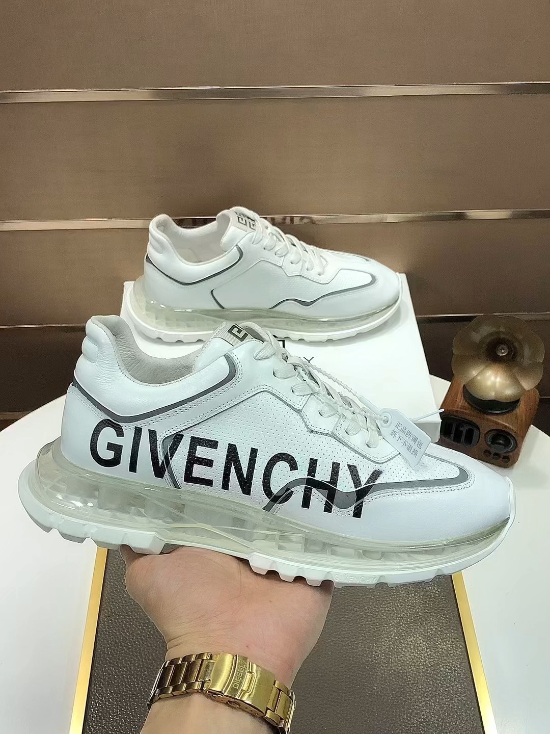 J5 GIVENCHY. Givenchy 纪梵希  专柜同步发售鞋面：意大利进口品牌logo印花布匹 尽显奢华，透气猪皮内里加上双层组合，脚感舒适，鞋底：原厂特供气垫大底，轻便，舒适，随意进出专柜