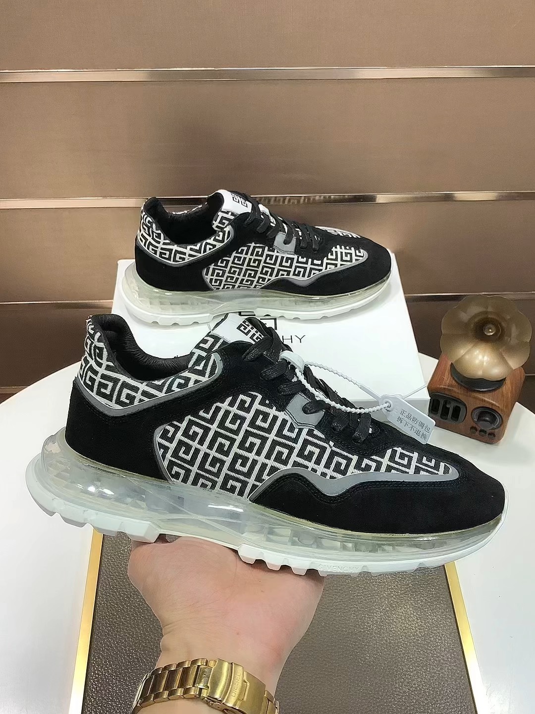 J5 GIVENCHY. Givenchy 纪梵希  专柜同步发售鞋面：意大利进口品牌logo印花布匹 尽显奢华，透气猪皮内里加上双层组合，脚感舒适，鞋底：原厂特供气垫大底，轻便，舒适，随意进出专柜