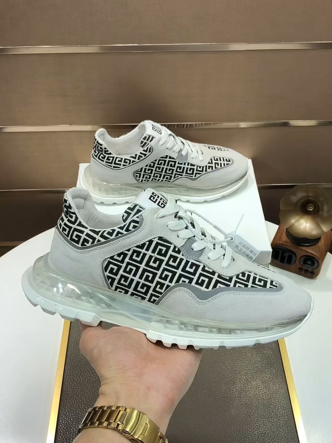 J5 GIVENCHY. Givenchy 纪梵希  专柜同步发售鞋面：意大利进口品牌logo印花布匹 尽显奢华，透气猪皮内里加上双层组合，脚感舒适，鞋底：原厂特供气垫大底，轻便，舒适，随意进出专柜