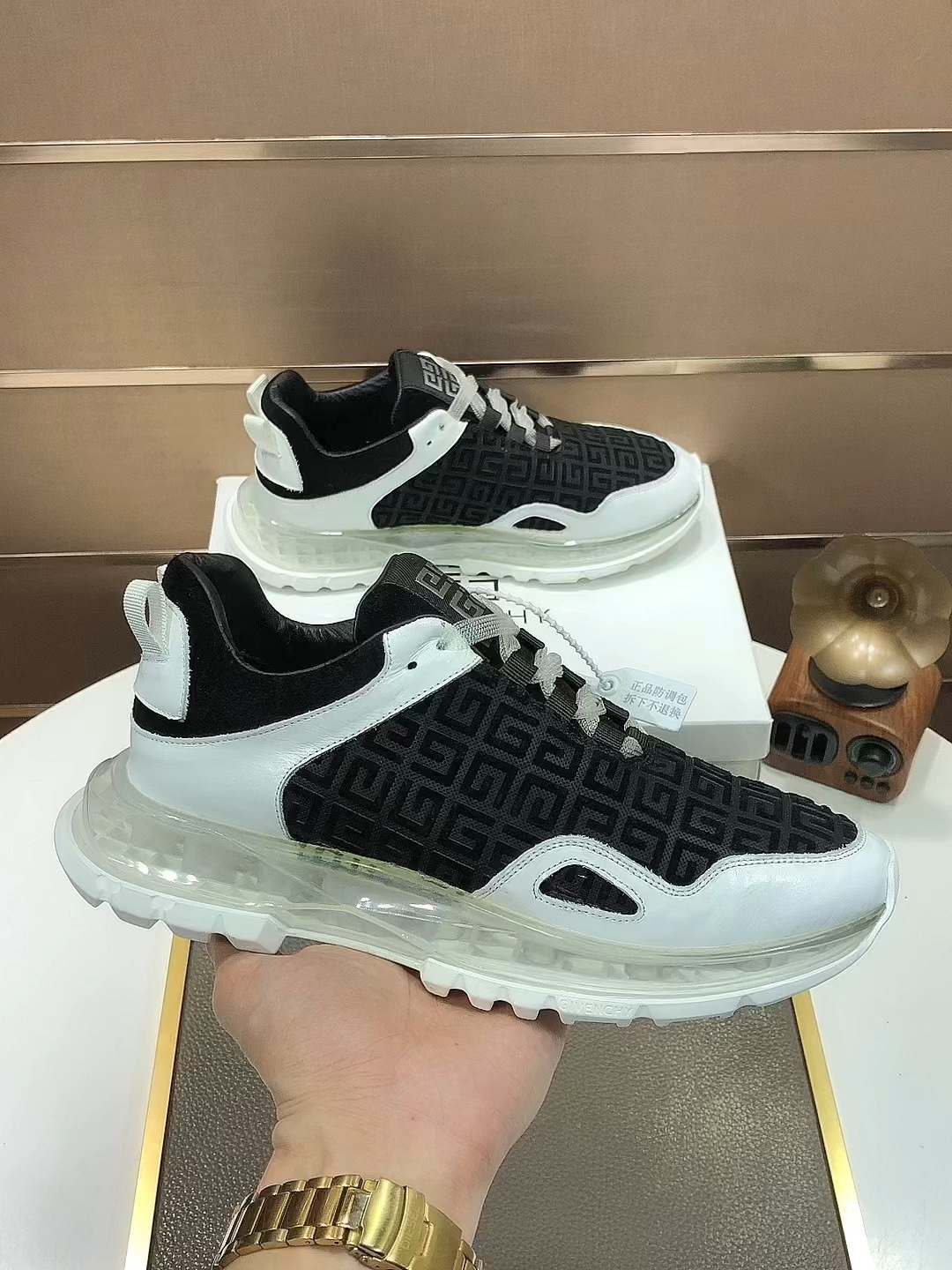 J5 GIVENCHY. Givenchy 纪梵希  专柜同步发售鞋面：意大利进口品牌logo印花布匹 尽显奢华，透气猪皮内里加上双层组合，脚感舒适，鞋底：原厂特供气垫大底，轻便，舒适，随意进出专柜