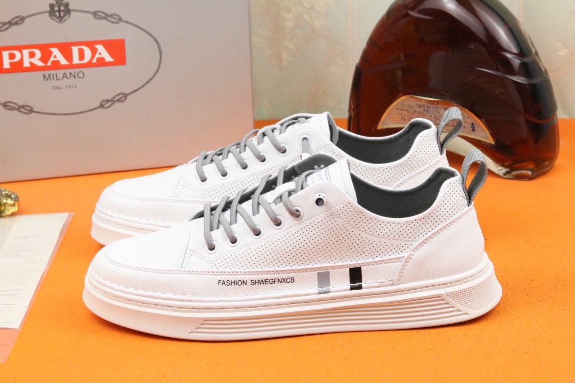 I5 高品质PRADA普拉达上市著名奢侈品牌，专柜同步更新，意大利男鞋时尚杂志季刊封面主推款鞋面采用意大利进口小牛皮，羊皮内里。原版橡胶大底，上脚舒适有型。 细节无可挑剔。