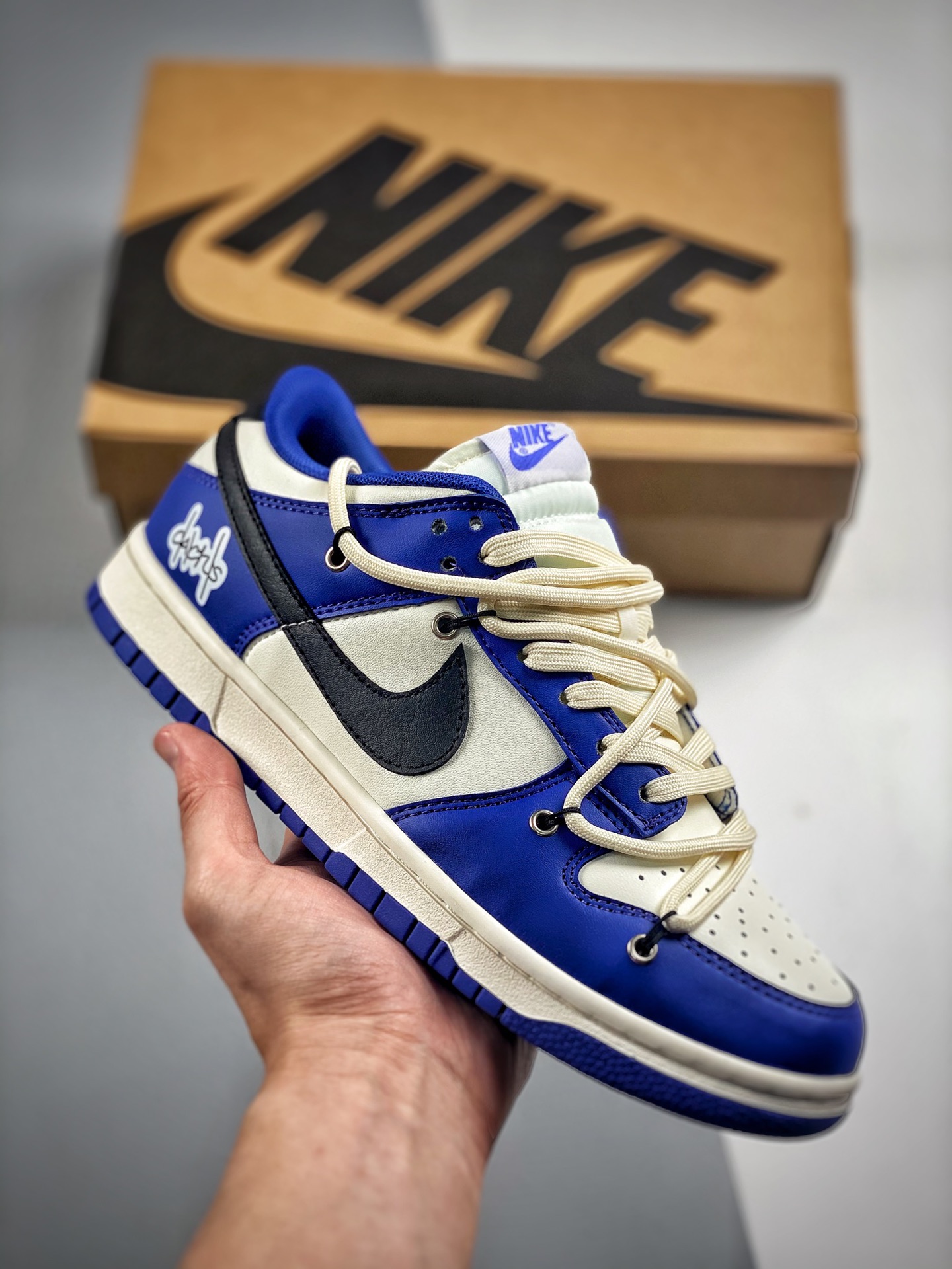-2 Nk Dunk SB Low 街头 字母 白蓝 性价比首选 实拍首发 原装头层材料 独家版型蒸餾加工帶來的是更好的视觉和脚感体验大厂纯原品质出货 清洁度 电绣工艺 皮料切割干净无任何毛边 细节完美 货号：DD1503-119 尺码：…