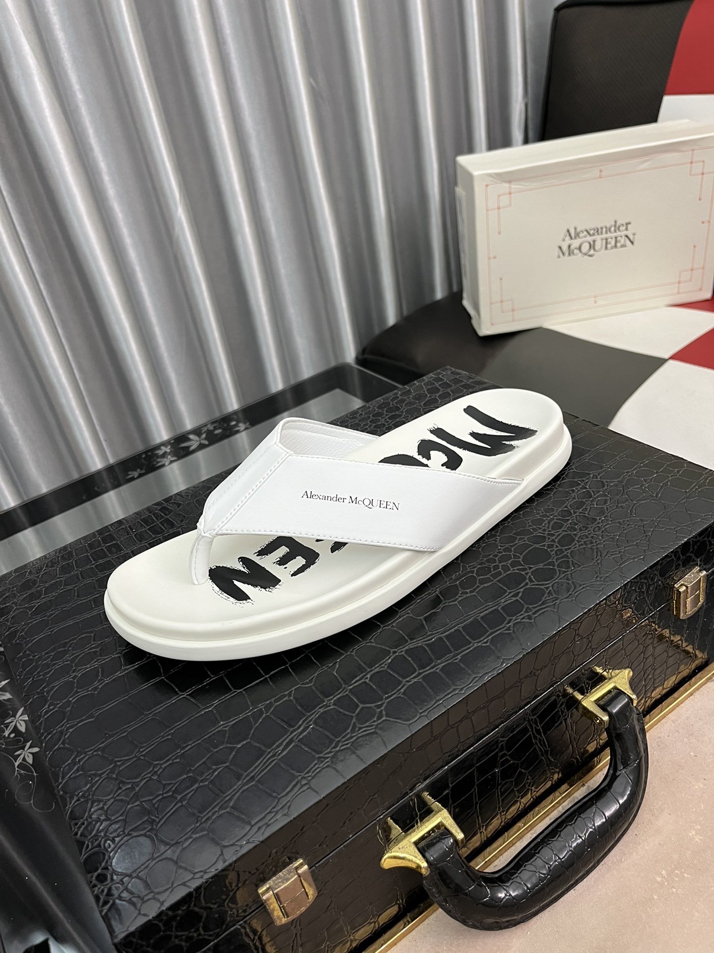 I0 Alexander Mcqueen   麦昆  拖鞋出货了原版私模大底，轻而防滑上脚时尚.百搭，