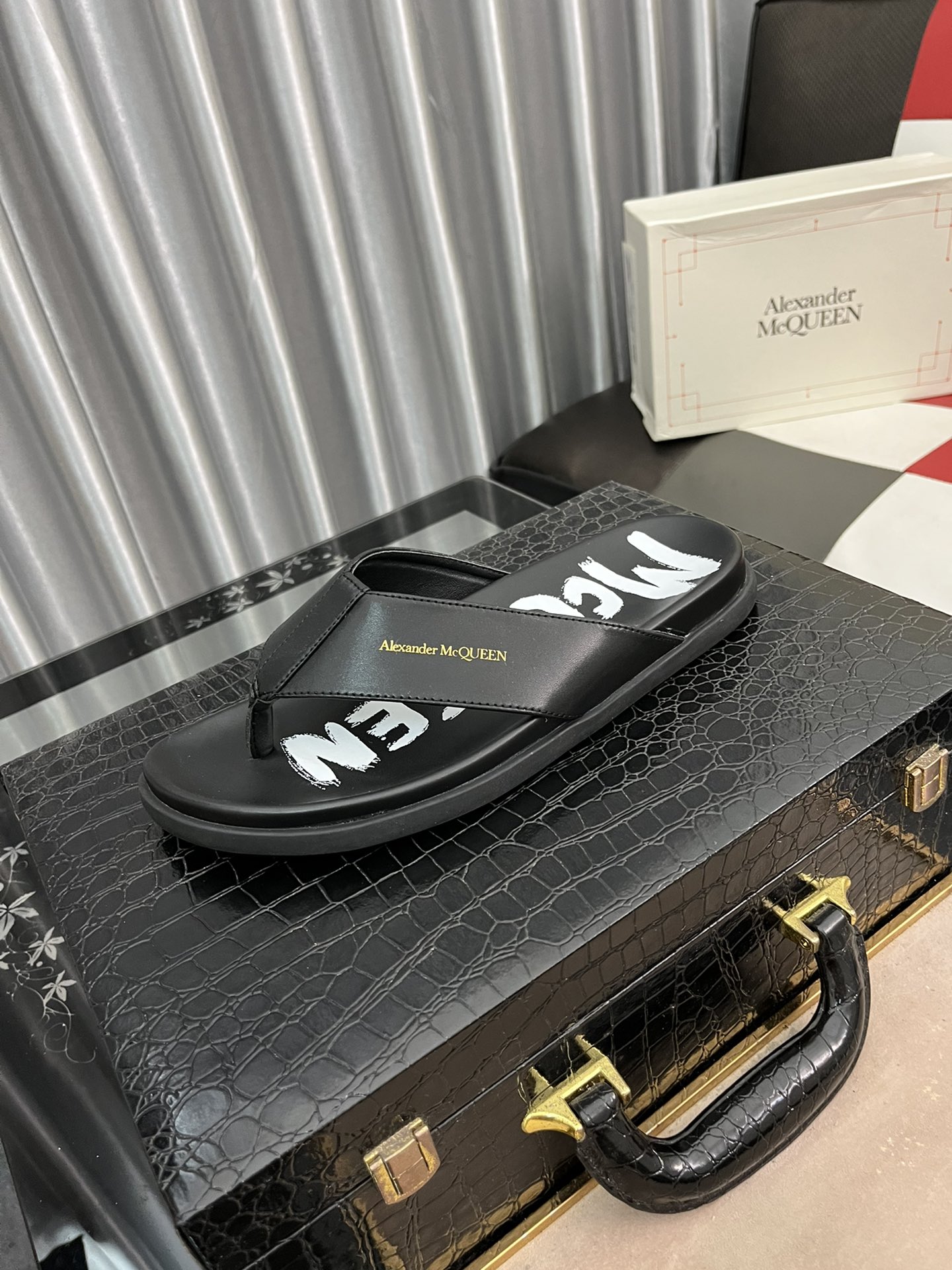 I0 Alexander Mcqueen   麦昆  拖鞋出货了原版私模大底，轻而防滑上脚时尚.百搭，