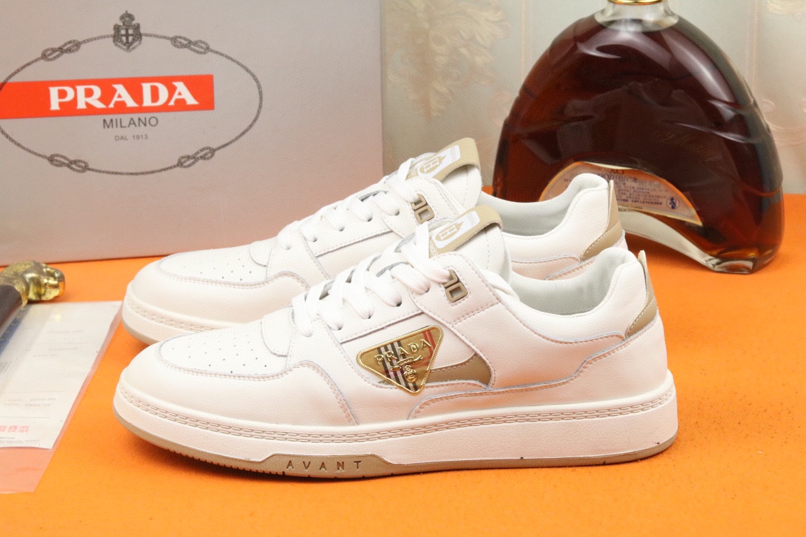 I5 高品质PRADA普拉达上市著名奢侈品牌，专柜同步更新，意大利男鞋时尚杂志季刊封面主推款鞋面采用意大利进口牛皮，透气网布内里。原版橡胶大底，上脚舒适有型。 细节无可挑剔。