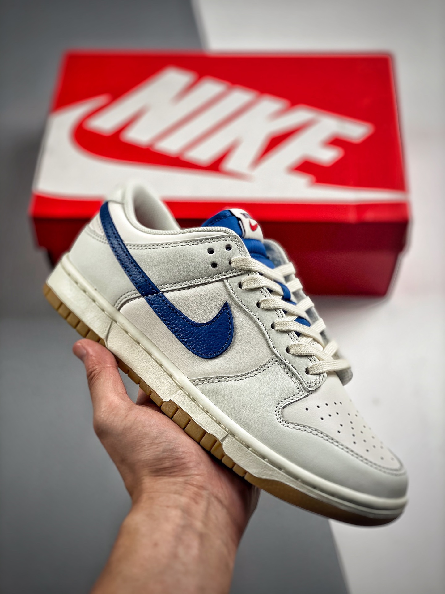-4 Nk Dunk SB Low 蓝白生胶 大厂纯原出品 实拍首发 原装头层材料 独家版型蒸餾加工帶來的是更好的视觉和脚感体验大厂纯原品质出货 清洁度 电绣工艺 皮料切割干净无任何毛边 细节完美 货号：DX3198-133 尺码：36 …