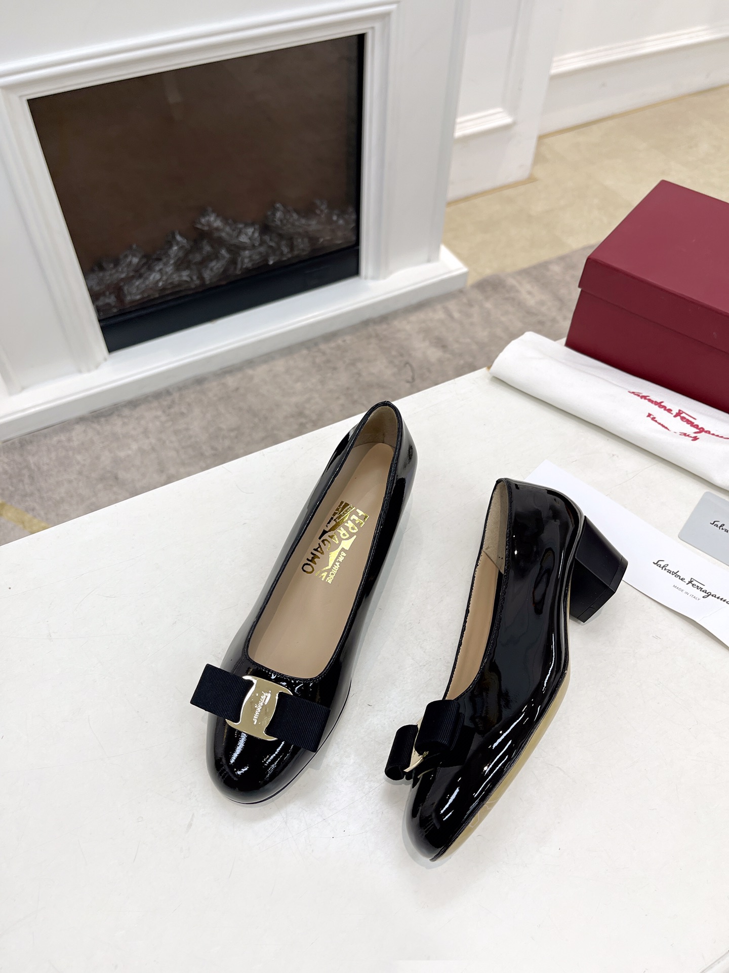 NO:264963,(Only the genuine leather bottom half lilac square shaped mouth door counter is synchronized) Top version official ~ The latest SF Fila is born with superiority, simple design, combining elegance and comfort. Whether it is often matched or entering and leaving various grand venues, you can reflect your noble and elegant temperament. The style is very pedicure and the foot is more beautiful!  Classic perfect 18K hardware small bow, stable heel shape, imported from Italy (Niuqi leather material series) and imported mixed-bred sheep inner lining, add a touch of unique charm and outstanding fashion. 1 fabric: black red apricot color (light craft oil edge line) 2 size 5D 6D 7D 8D 9D (4 41 42 43 customized 5/10 days 3 heel type 4.cm matte 3D 4-head type Round toe mid-heel shoes, single shoes19860909（只有真皮底半里布花方型口门专柜同步） 顶级版官方~最新SF菲拉与生俱来的优越感,简单的设计,集优雅与舒适度为一体,无论是时常搭配还是出入各种盛大场所,都可以体现出你的高贵典雅气质,版型非常修脚,上脚更美！精典完美18K五金小蝴蝶结 鞋跟造型稳固,意大利进口（牛柒皮材质系列）和配进口的混种羊内里,为增添一丝别样魅力,时髦出众. 1面料: 黑色 红色 杏色（轻工艺油边系线条） 2码数5D 6D 7D 8D 9D（4 41 42 43订做5/10天 3跟型4.cm亚光3D 4头型 圆头中跟鞋,单鞋,Women's Shoes