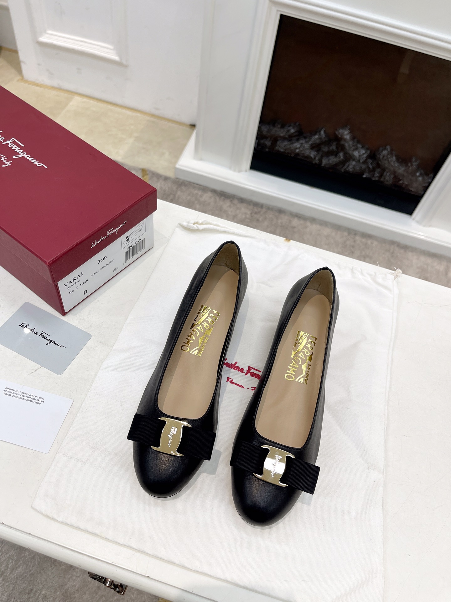 NO:264959,(Only the genuine leather bottom half lilac square shaped mouth door counter is synchronized) Top version official ~ The latest SF Fila is born with superiority, simple design, combining elegance and comfort. Whether it is often matched or entering and leaving various grand venues, it can reflect your noble and elegant temperament. The style is very pedicure and makes your feet more beautiful!  Classic perfect 18K hardware small bow, stable heel shape, imported from Italy (Niuqi leather material series) and imported mixed-bred sheep inner lining, add a touch of unique charm and outstanding fashion. 1 fabric: black red apricot color (light craft oil edge line) 2 size 5D 6D 7D 8D 9D (4 41 42 43 customized 5/10 days 3 heel type 4.cm matte 3D 4-head type Round toe mid-heel shoes, single shoes19860909（只有真皮底半里布花方型口门专柜同步） 顶级版官方~最新SF菲拉与生俱来的优越感,简单的设计,集优雅与舒适度为一体,无论是时常搭配还是出入各种盛大场所,都可以体现出你的高贵典雅气质,版型非常修脚,上脚更美！精典完美18K五金小蝴蝶结 鞋跟造型稳固,意大利进口（牛柒皮材质系列）和配进口的混种羊内里,为增添一丝别样魅力,时髦出众. 1面料: 黑色 红色 杏色（轻工艺油边系线条） 2码数5D 6D 7D 8D 9D（4 41 42 43订做5/10天 3跟型4.cm亚光3D 4头型 圆头中跟鞋,单鞋,Women's Shoes