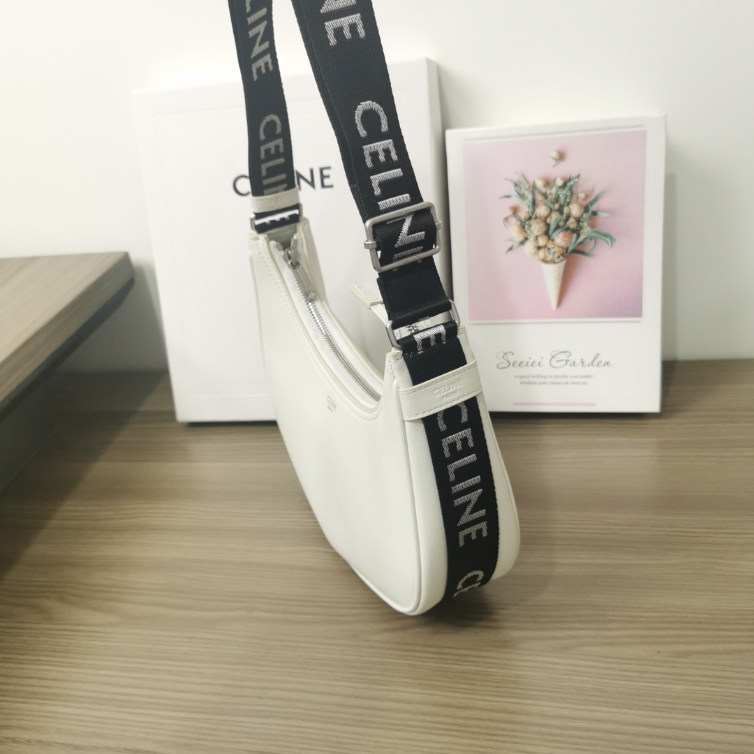 CELINE2021新款腋下包经典的腋下包包型加帆布肩带的设计经典腋下包加入运动休闲的元素符合当代轻松舒