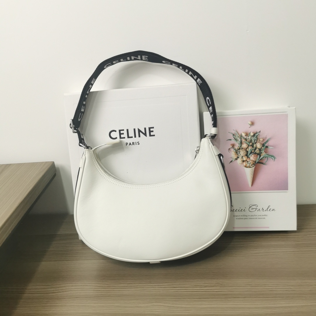 CELINE2021新款腋下包经典的腋下包包型加帆布肩带的设计经典腋下包加入运动休闲的元素符合当代轻松舒