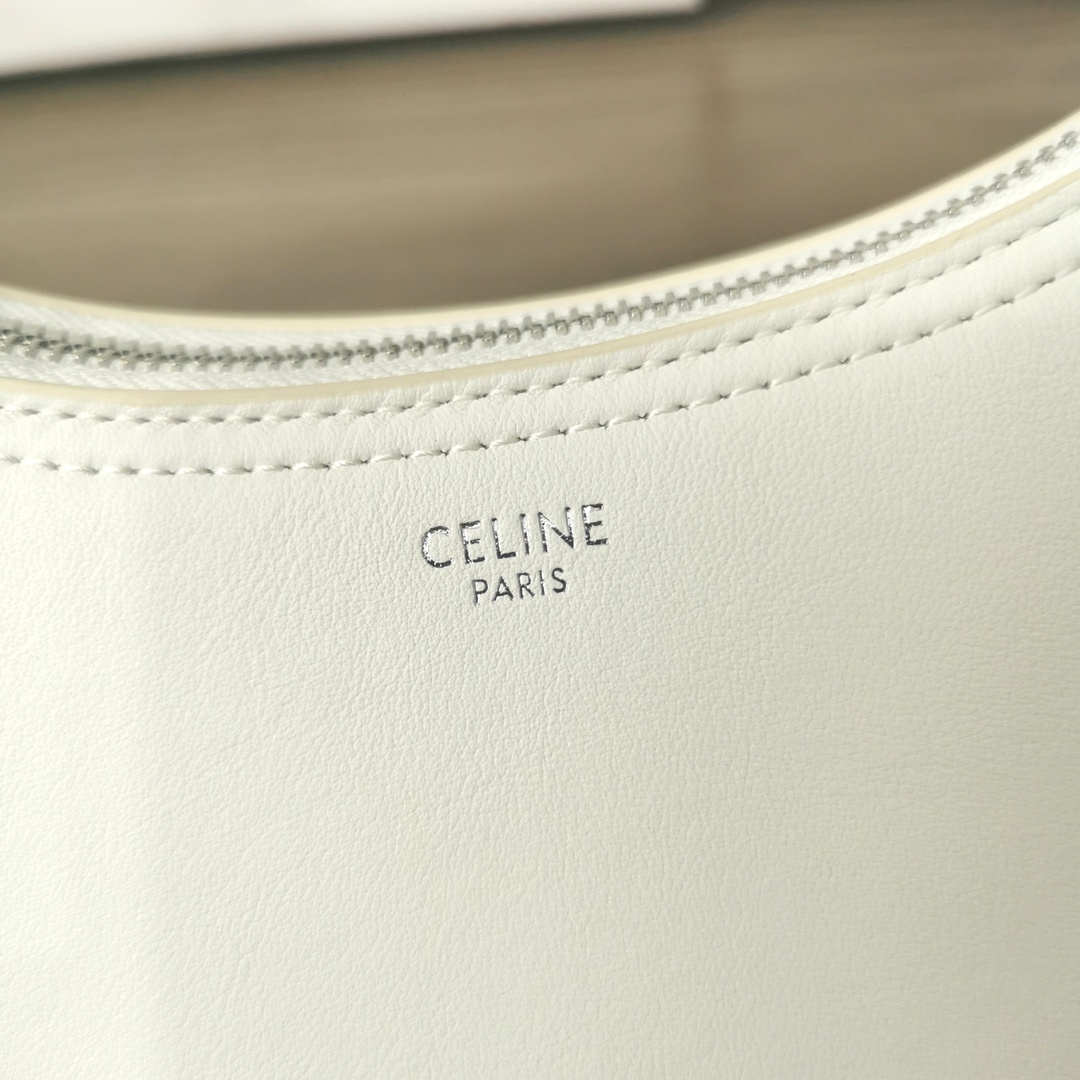 CELINE2021新款腋下包经典的腋下包包型加帆布肩带的设计经典腋下包加入运动休闲的元素符合当代轻松舒