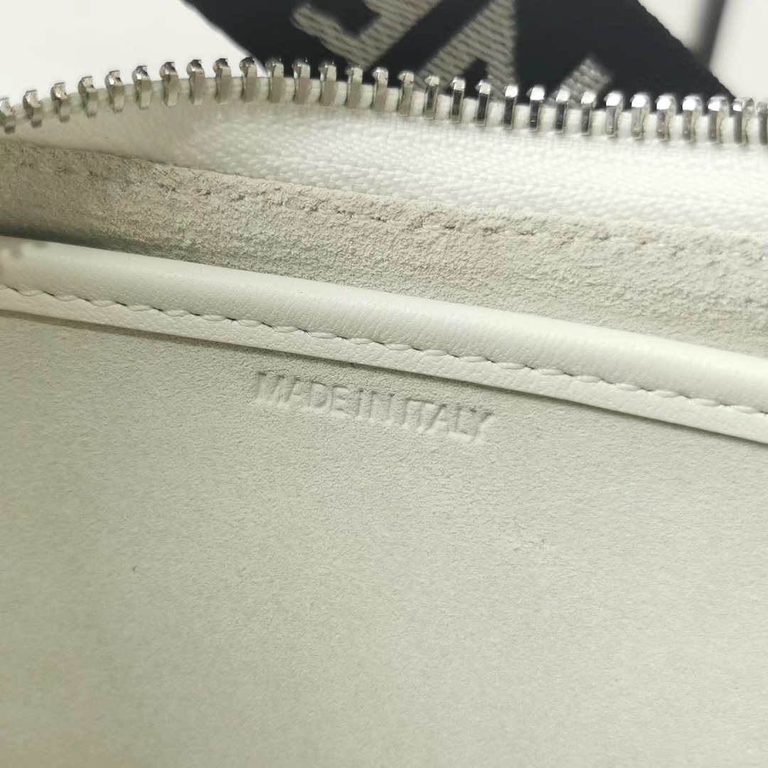 CELINE2021新款腋下包经典的腋下包包型加帆布肩带的设计经典腋下包加入运动休闲的元素符合当代轻松舒