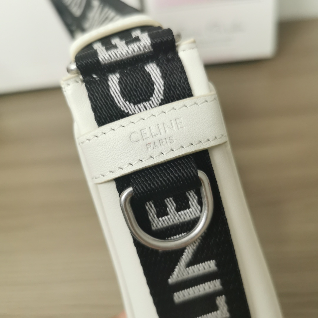 CELINE2021新款腋下包经典的腋下包包型加帆布肩带的设计经典腋下包加入运动休闲的元素符合当代轻松舒