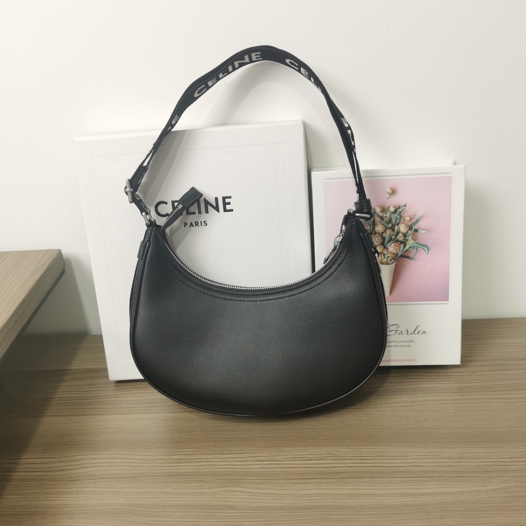 CELINE2021新款腋下包经典的腋下包包型加帆布肩带的设计经典腋下包加入运动休闲的元素符合当代轻松舒