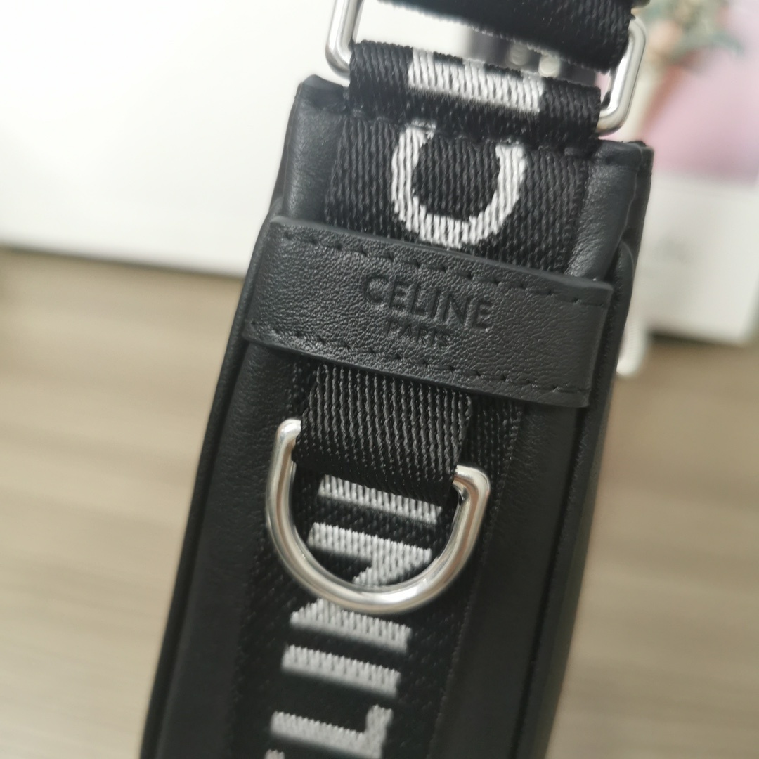 CELINE2021新款腋下包经典的腋下包包型加帆布肩带的设计经典腋下包加入运动休闲的元素符合当代轻松舒