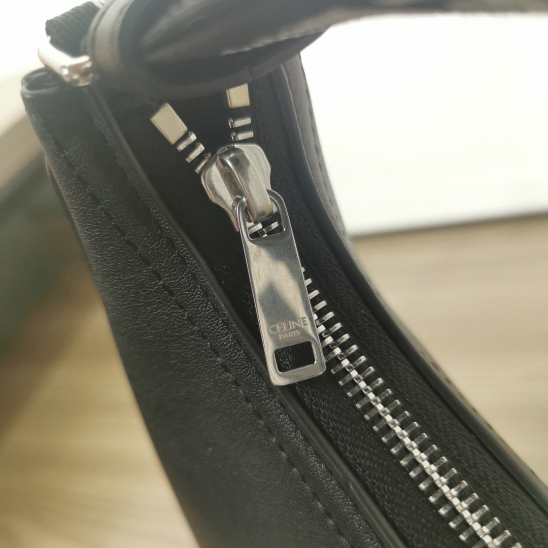 CELINE2021新款腋下包经典的腋下包包型加帆布肩带的设计经典腋下包加入运动休闲的元素符合当代轻松舒