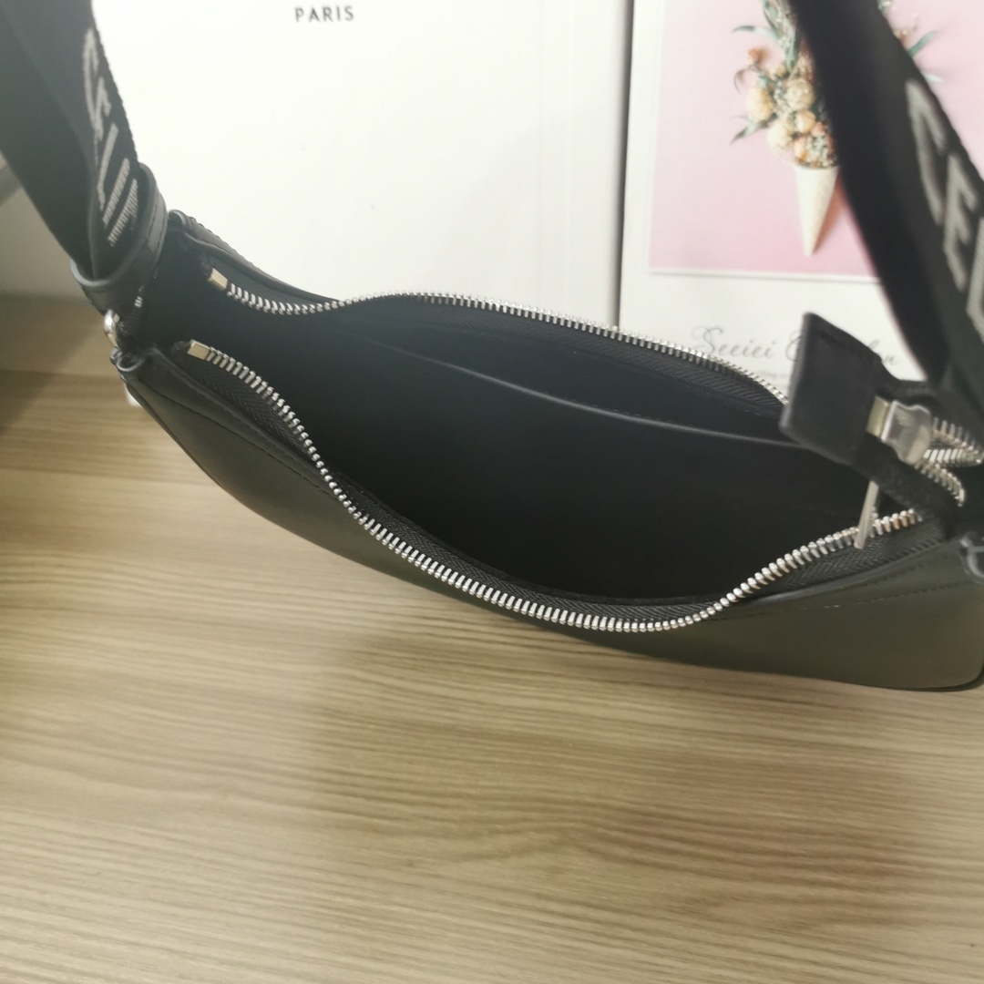 CELINE2021新款腋下包经典的腋下包包型加帆布肩带的设计经典腋下包加入运动休闲的元素符合当代轻松舒