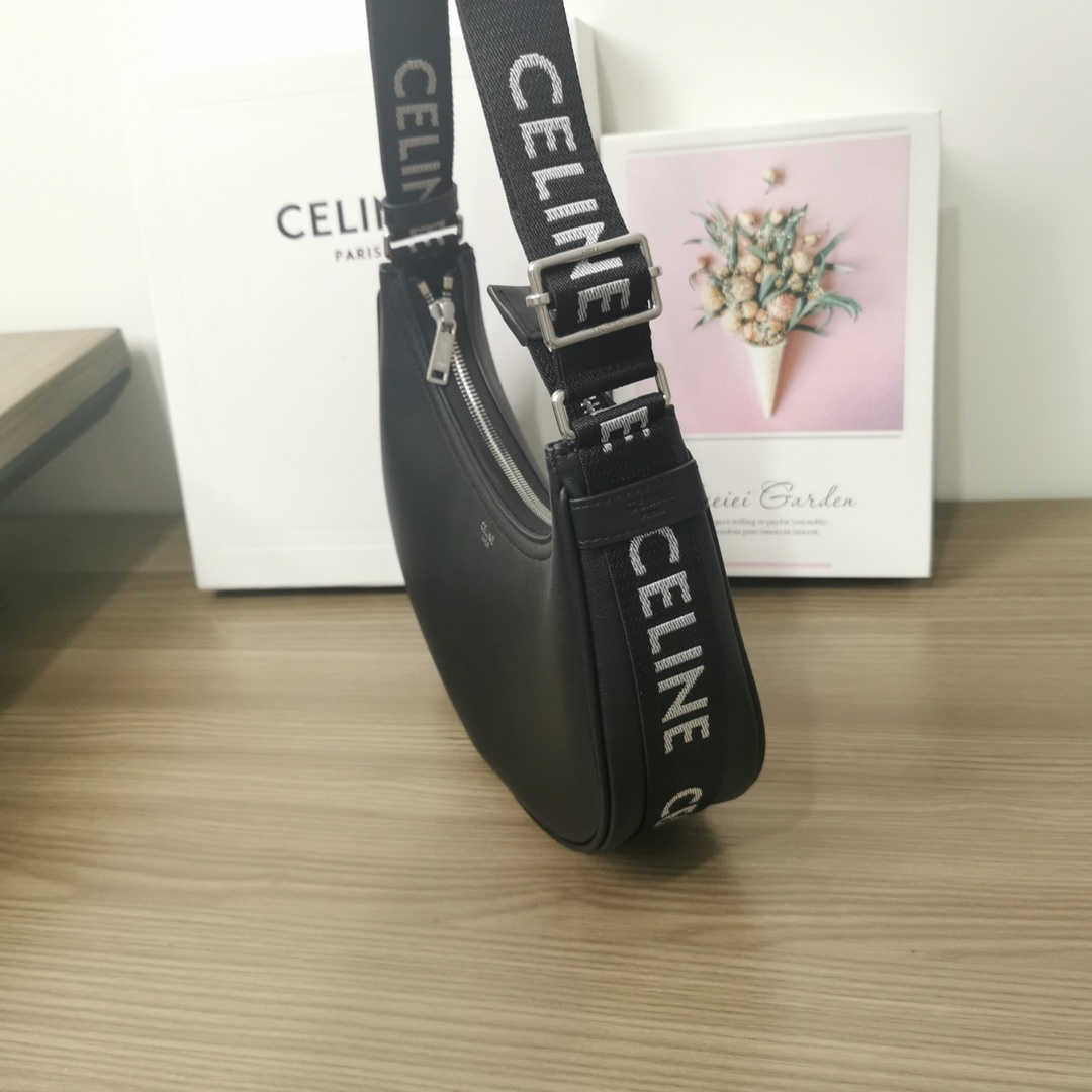 CELINE2021新款腋下包经典的腋下包包型加帆布肩带的设计经典腋下包加入运动休闲的元素符合当代轻松舒