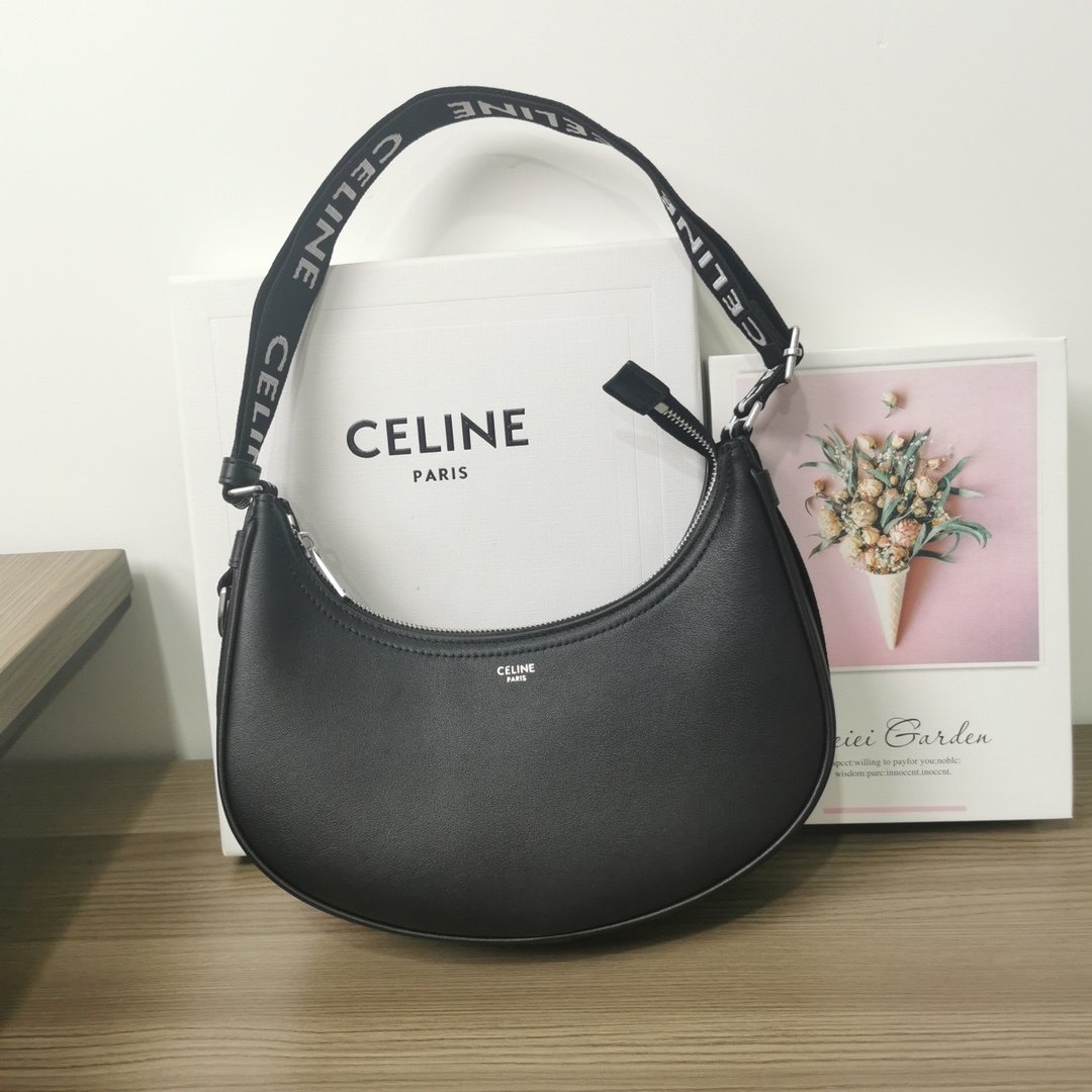 CELINE2021新款腋下包经典的腋下包包型加帆布肩带的设计经典腋下包加入运动休闲的元素符合当代轻松舒