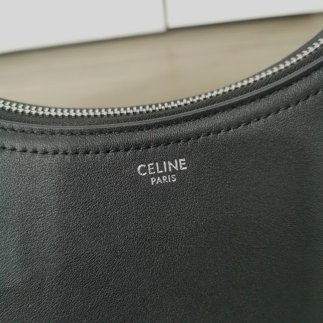 CELINE2021新款腋下包经典的腋下包包型加帆布肩带的设计经典腋下包加入运动休闲的元素符合当代轻松舒