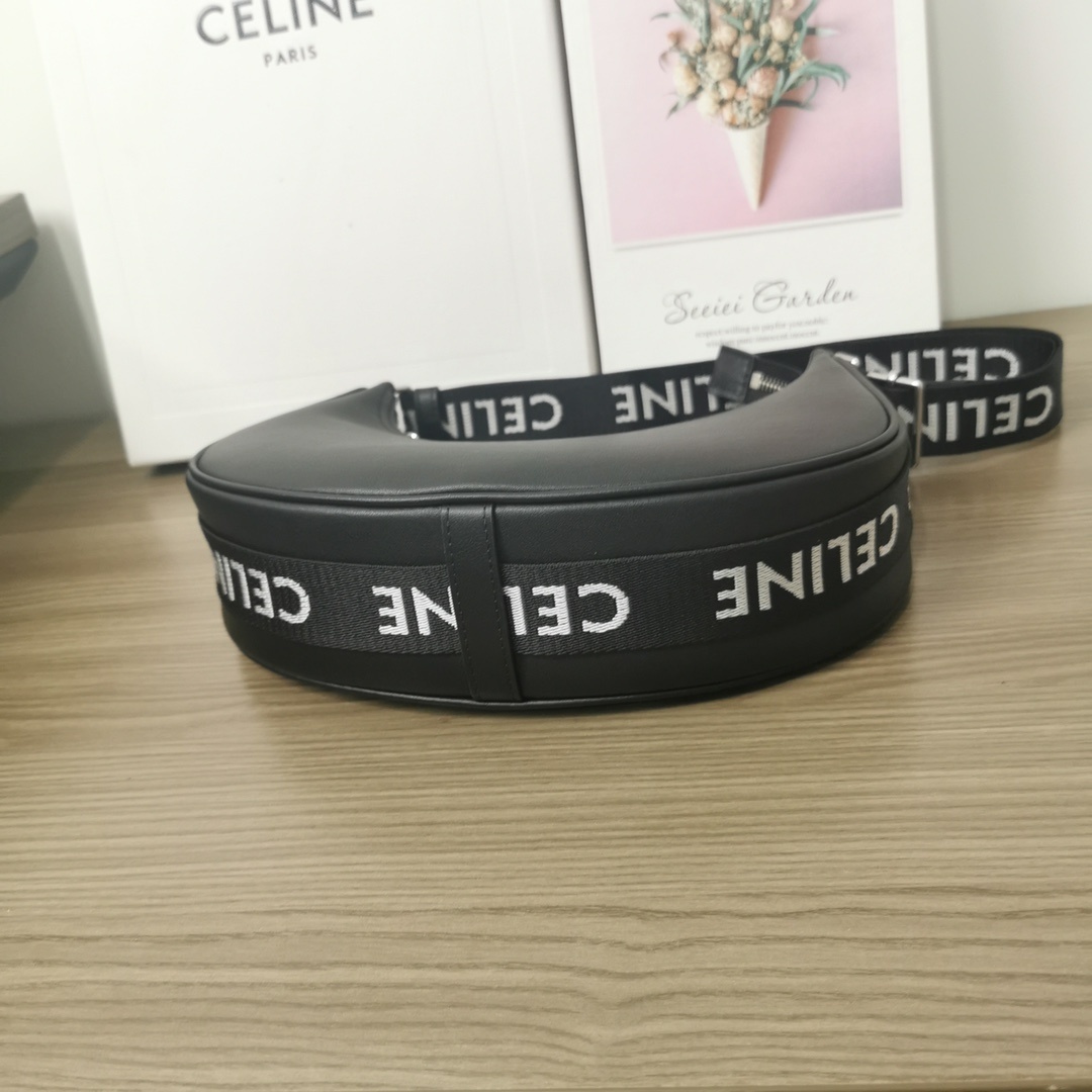 CELINE2021新款腋下包经典的腋下包包型加帆布肩带的设计经典腋下包加入运动休闲的元素符合当代轻松舒