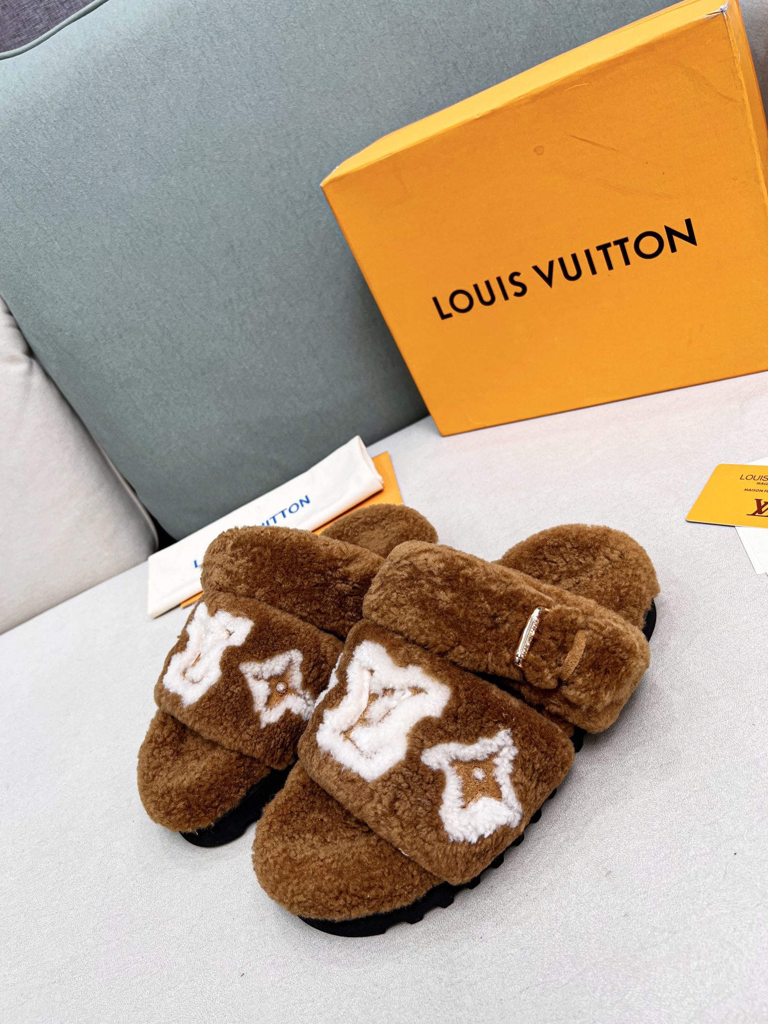 ¡Las zapatillas de lana Louis Vuitton están hechas de pura piel y lana de cordero! Sensación súper cálida, ¡la decoraci…