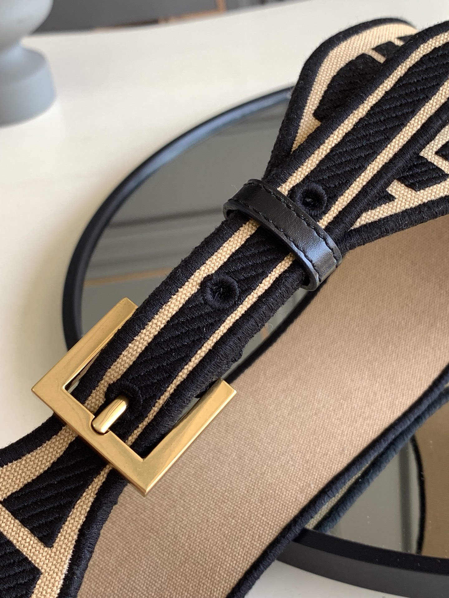 Fendi 五金做工精细 线条流畅 表面光滑 𝐙𝐏电镀工艺 香港通关【𝐇𝐀𝐀𝐒】 进口皮料